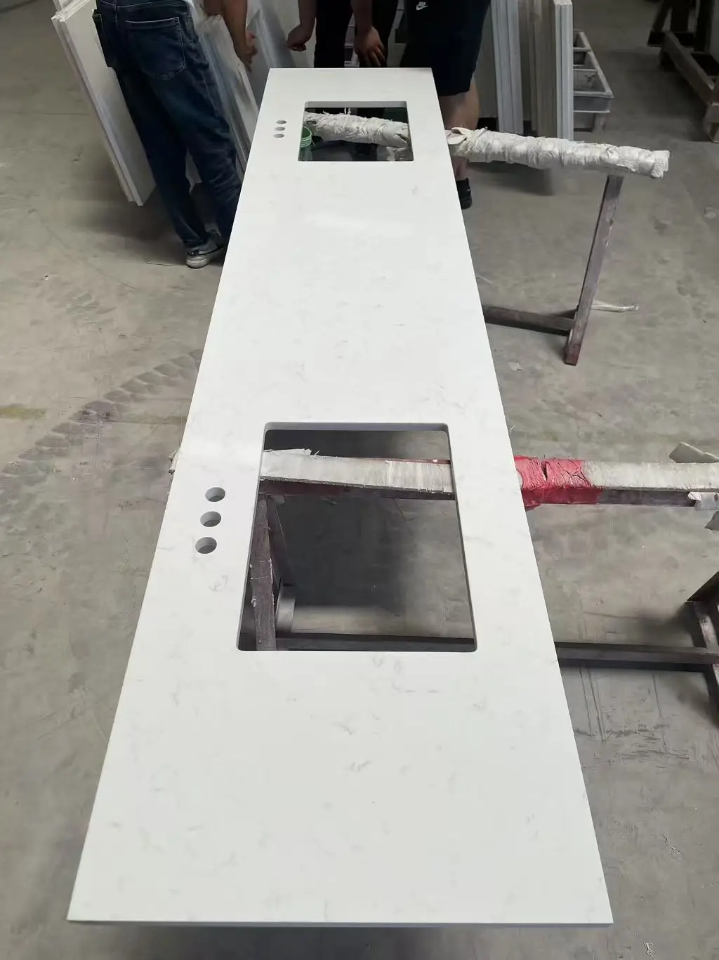 yuanda wholesale 0 silica calacatta white quartz slabs for custom livingroom coffee table island tops and vanity tops-4