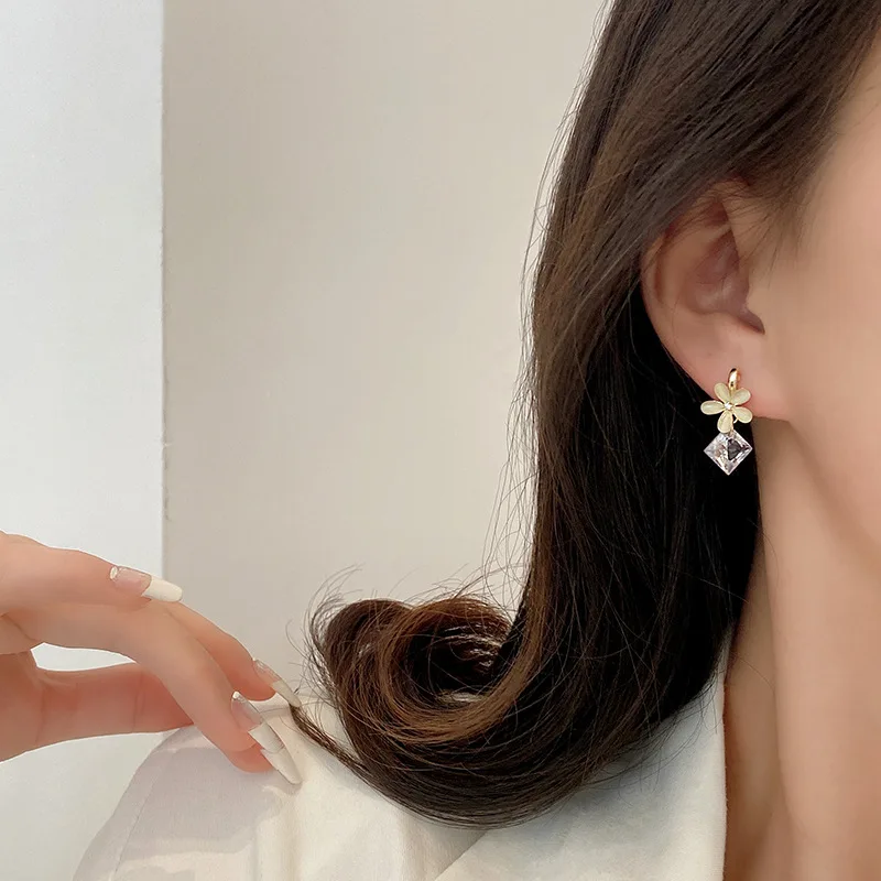 Korean version of the new fashion temperament exquisite super flash zircon flower earrings for women