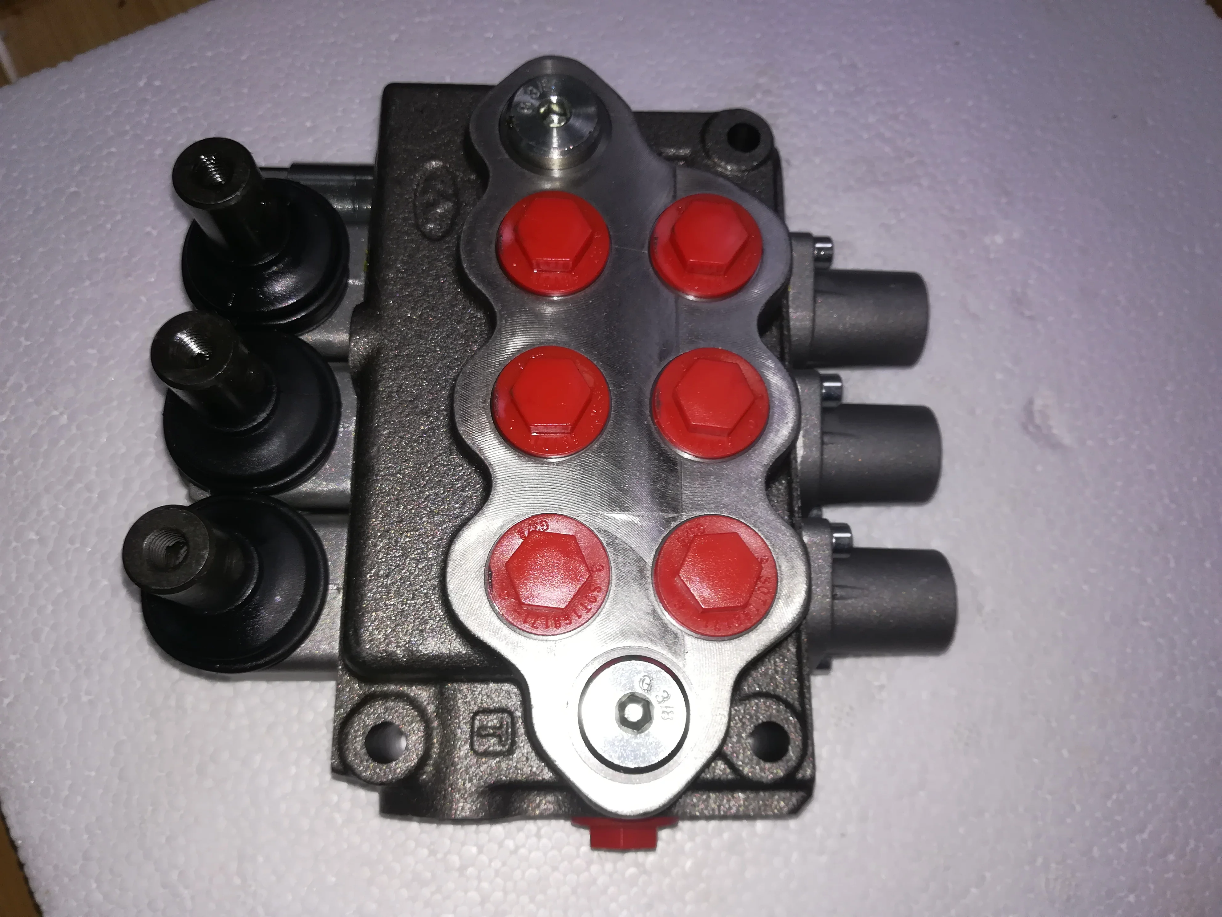 walvoil type 40-380LPM Hydraulic  Directional Valve  4 spools monoblock  control valves