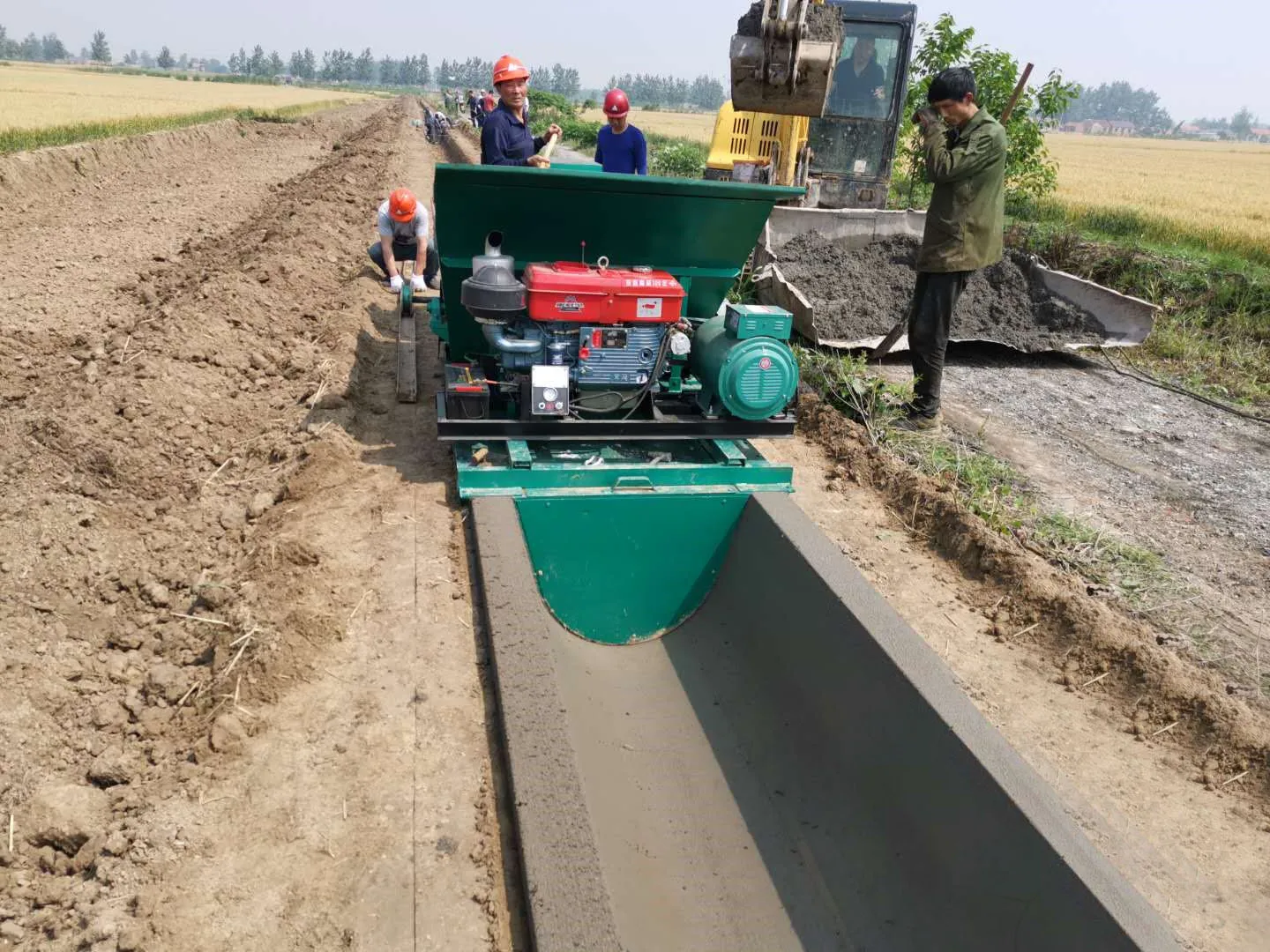 product automatic ditch forming machine concrete ditch lining water channel one time forming machine fast lining speed easy to operate-1