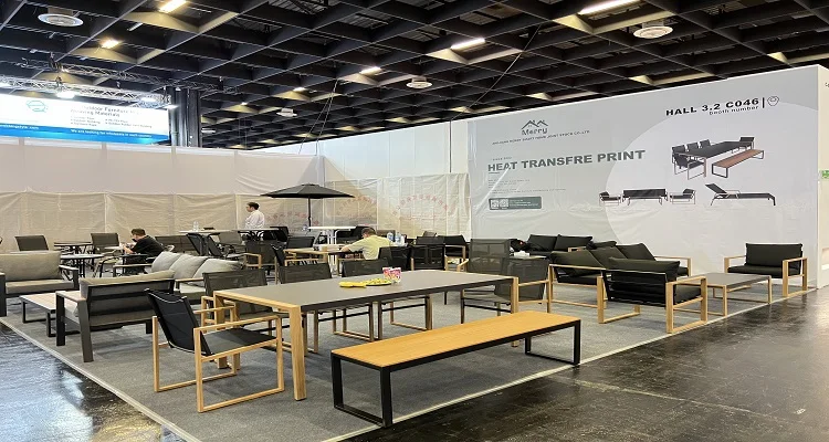 Modern Steel Outdoor Camping Chair Patio Garden Hanging Swing Chair Canopy Furniture with Cushions Foldable Design for Hotels factory