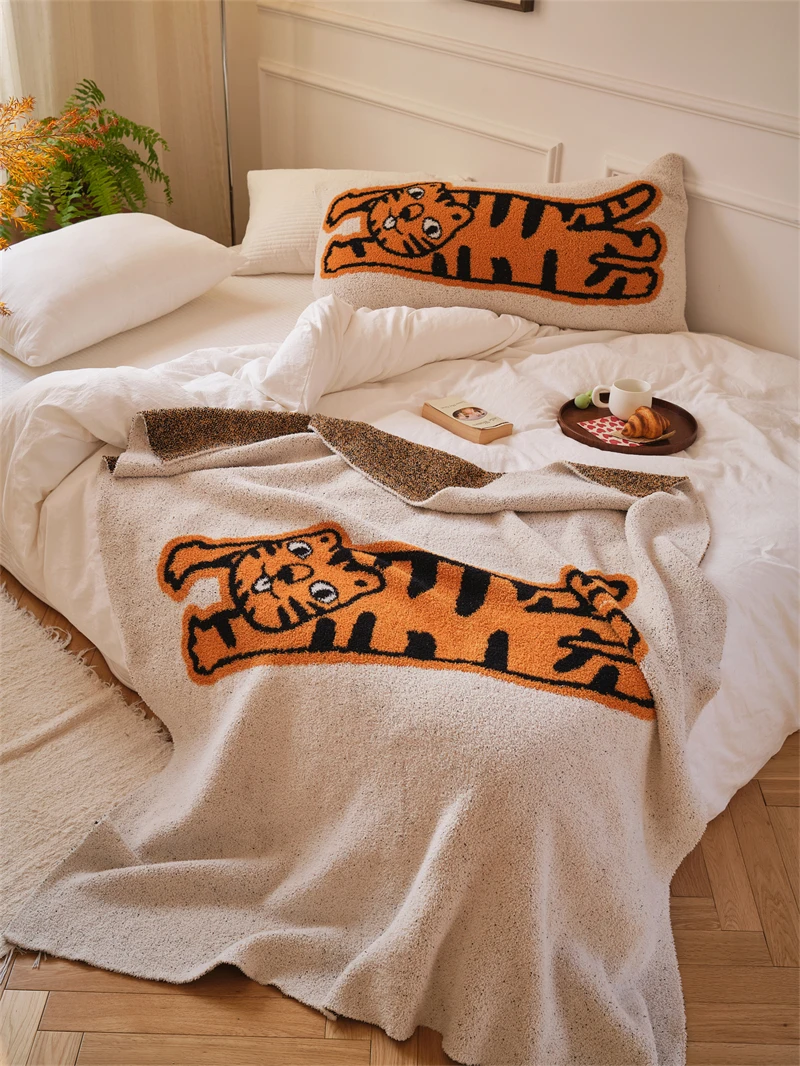 product wholesale super soft cozy 100 polyester cute cartoon tiger jacquard  knitted throw blanket for home decoration and travel  wh-56