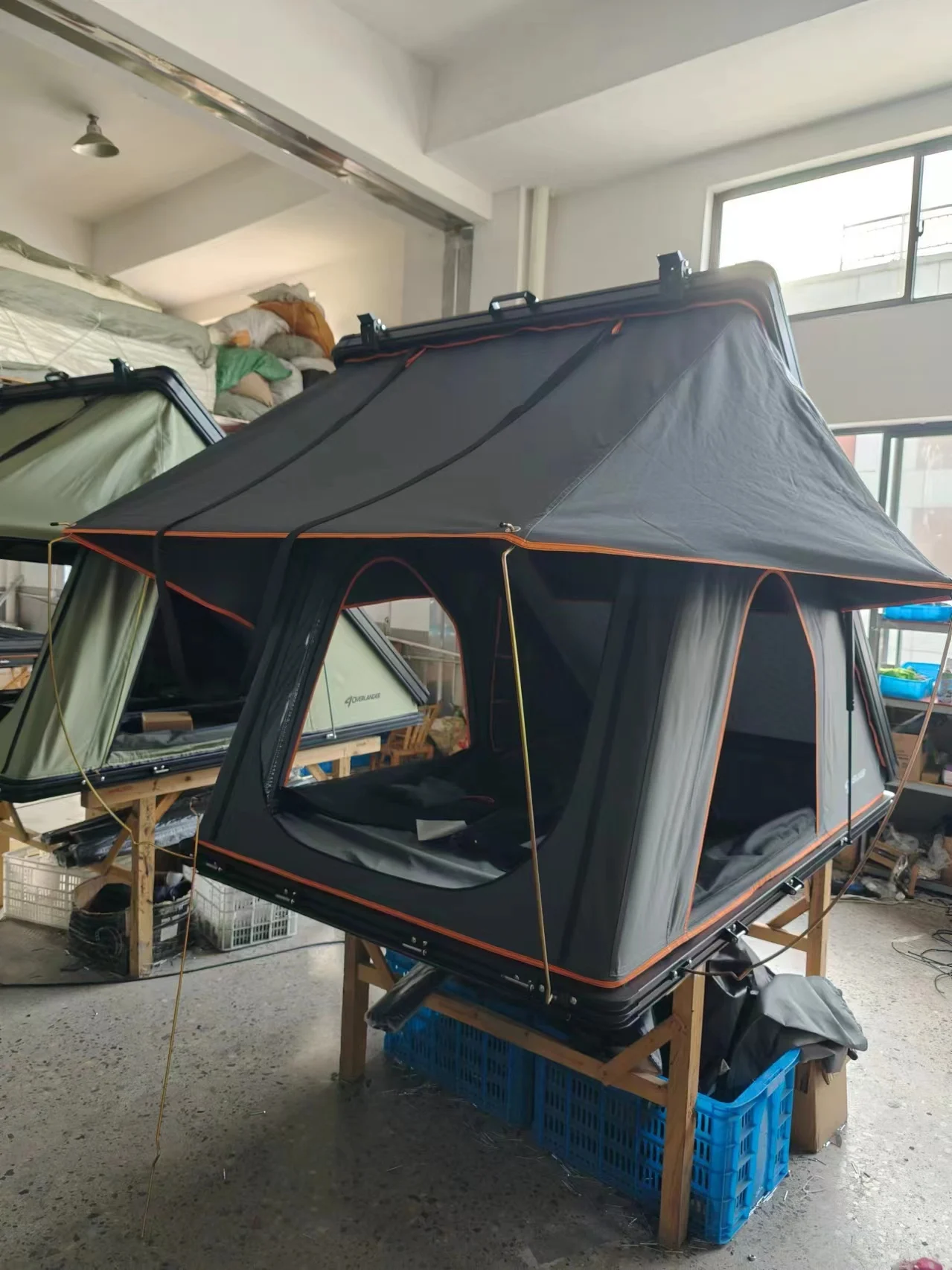 3-4 Person Hard Shell Roof Top Tent with 320G Oxford Cloth and 210x132x150cm Open Size for SUV Rooftop Camping