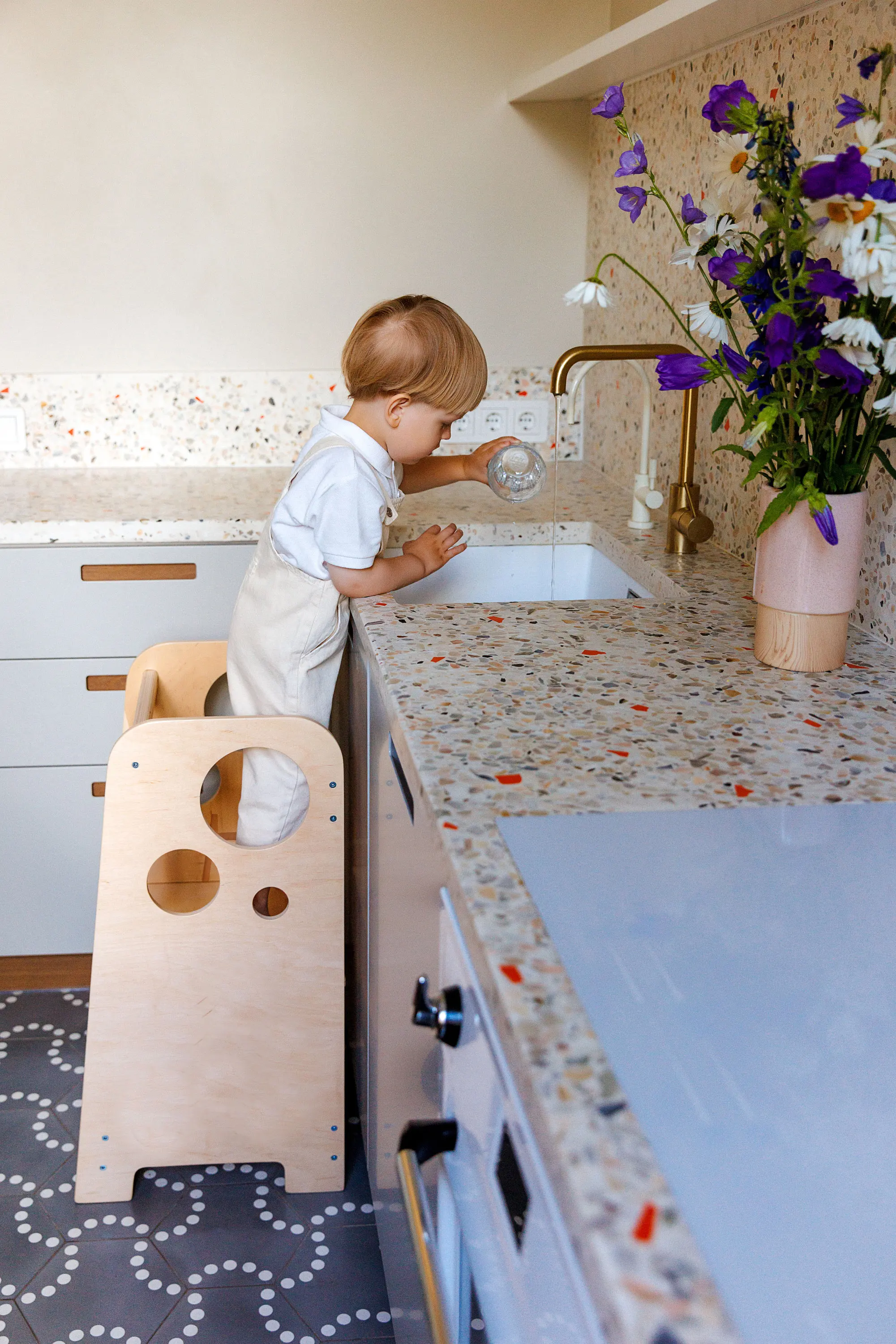 Tour d'apprentissage de sécurité pour enfants, aide-cuisine pour tout-petits, tabouret de marche, tour d'apprentissage montessori en bois pour enfants avec fabrication de tableau noir