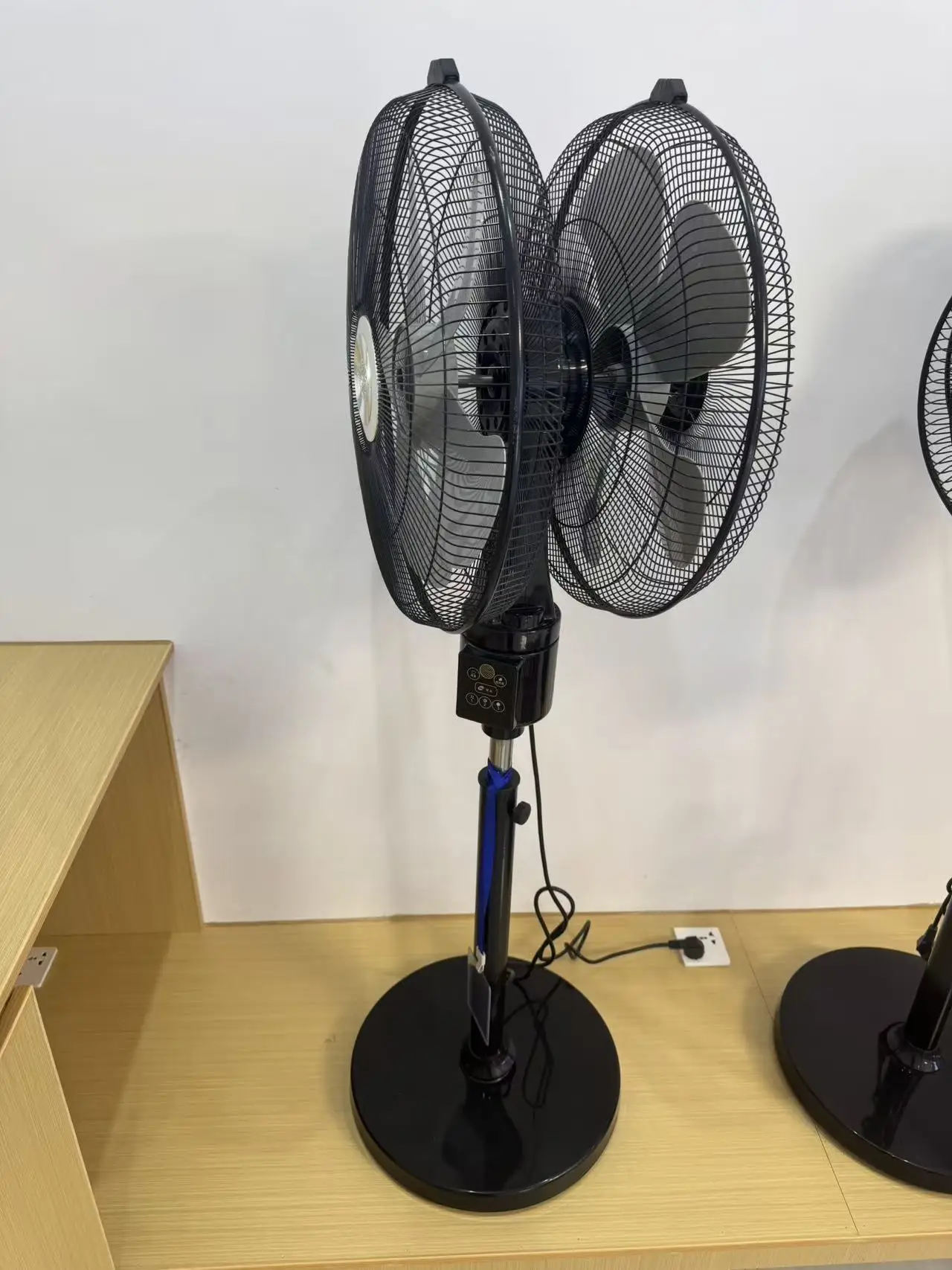 Standing Floor Fan, 16-inch, Plastic - detail 2