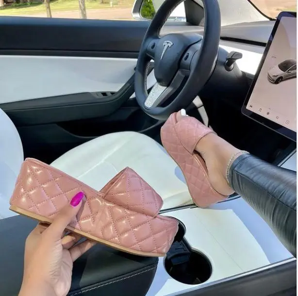 Women New Sponge Bottom Flip Flops Flat Sandals Fashion Beach Slippers With  Logo - Buy Beach Slippers With Logo,Slipper With Sponge Heels,New Fashion  Ladies Slippers Product on Alibaba.com