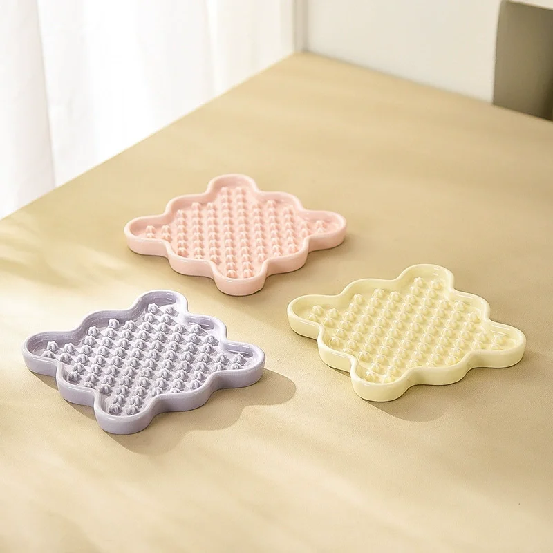 New hot pet licking plate cat and dog bowl ceramic material easy to clean pet supplies manufacture