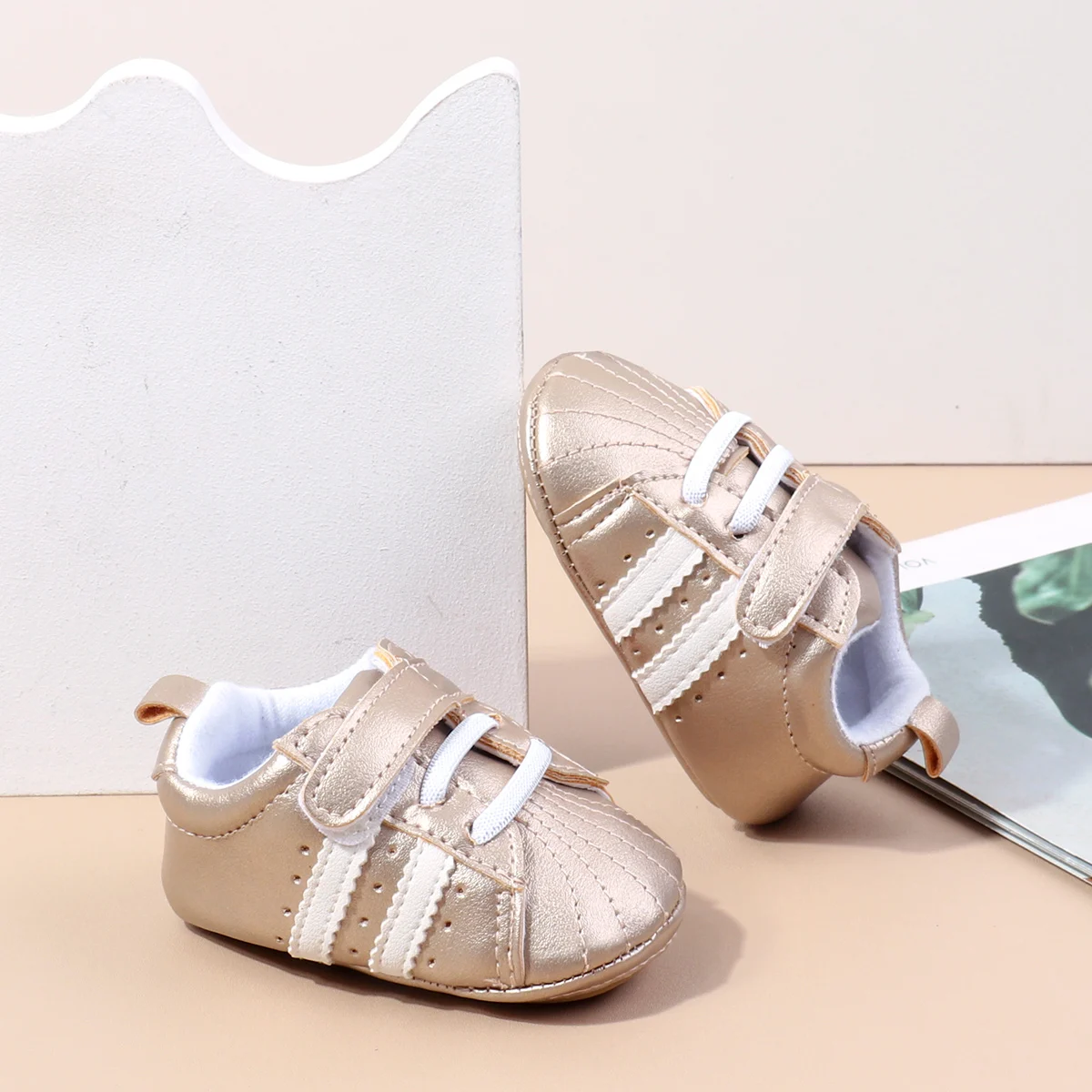 High Quality Unisex Flat Shoes Shiny Baby Shoes with Red Heart Fashion Design Breathable and Hot Selling Wholesale details