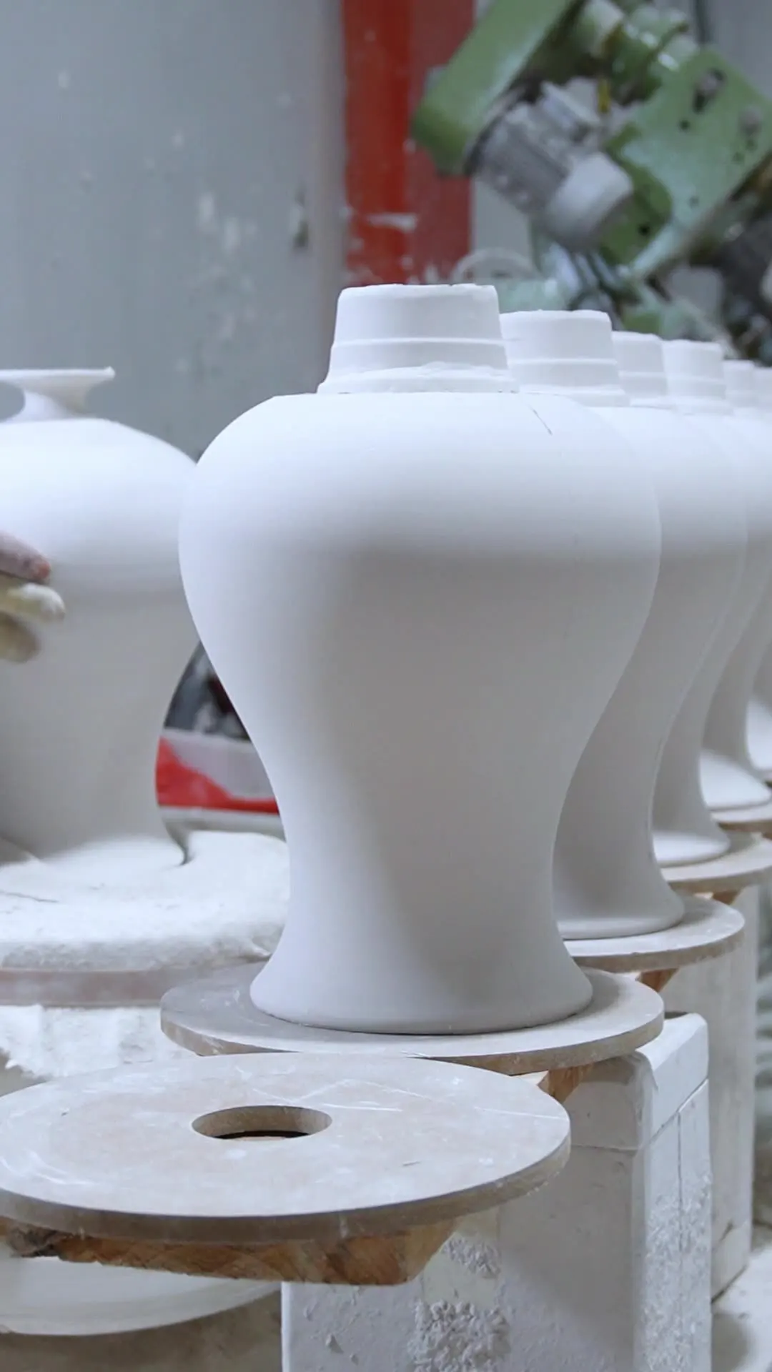 product wholesale customized jingdezhen decorative ornaments handicraft ceramic vase light luxury painted porcelain vase-7