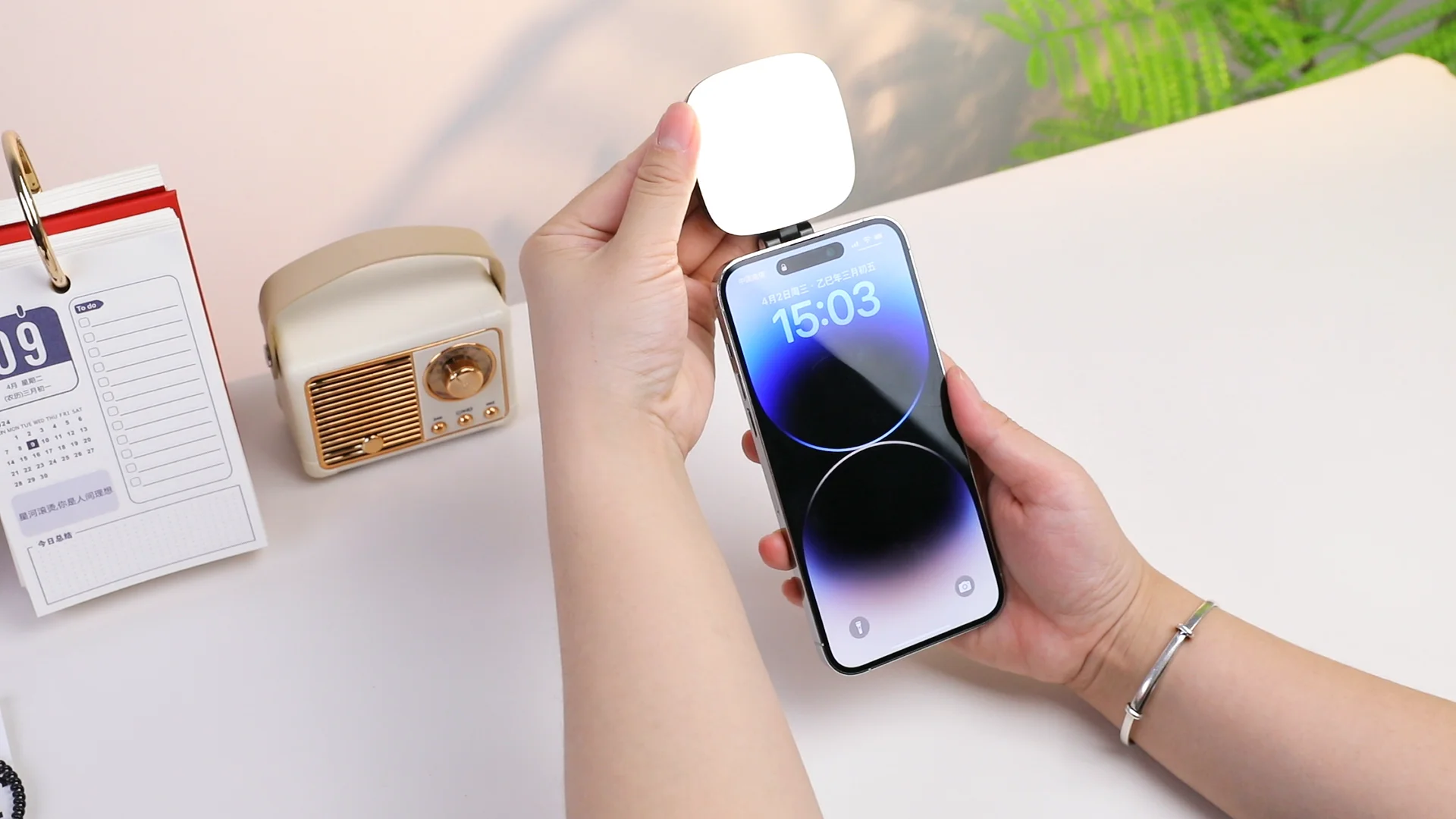 Top F662 magnetic suction mobile phone fill light with led mirror Photo Video Light Rechargeable Battery Lights customized logo