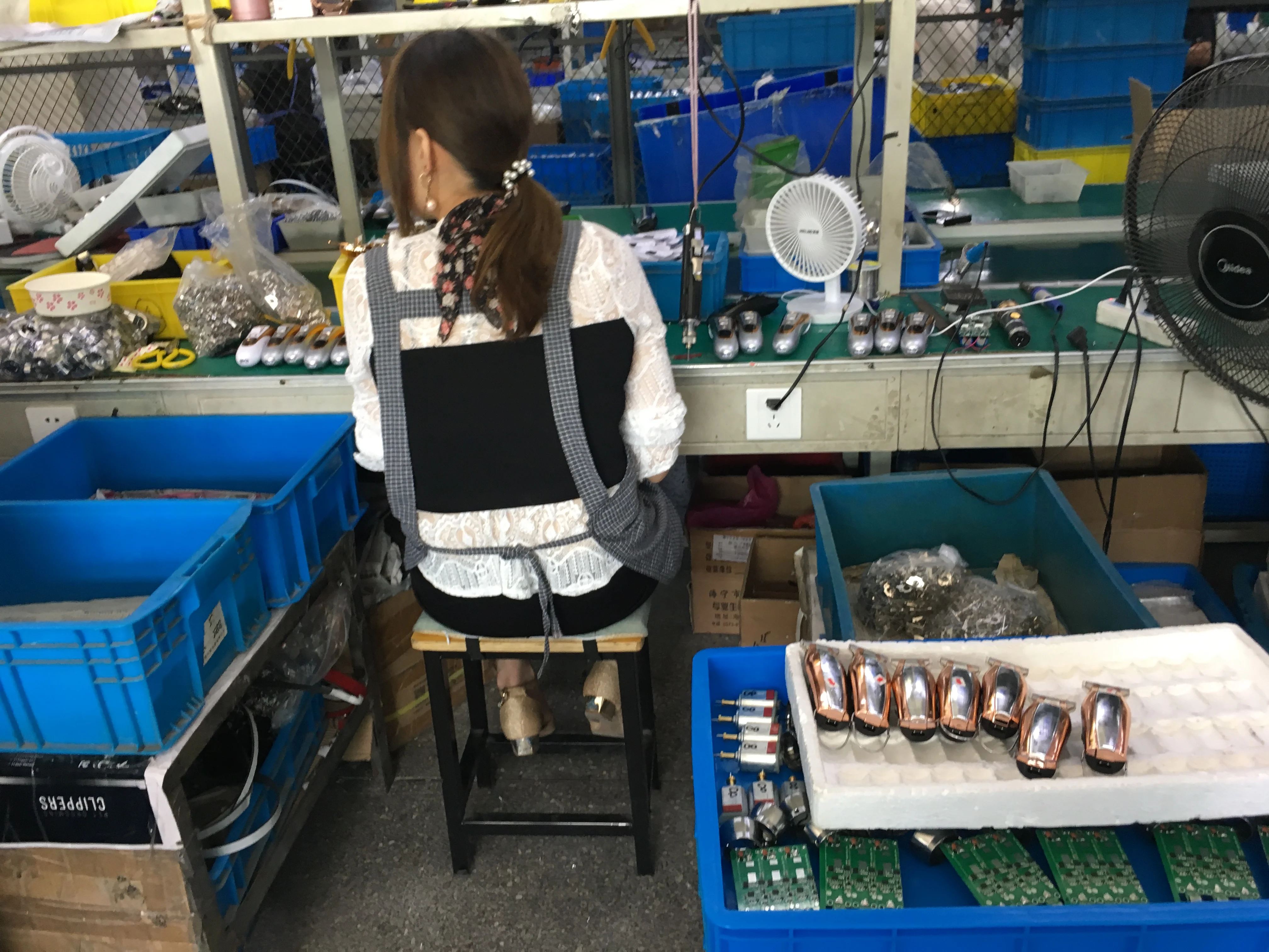 High Speed Vector Motor Hair Clipper with Titanium Alloy Blade for Professional Beard Trimming