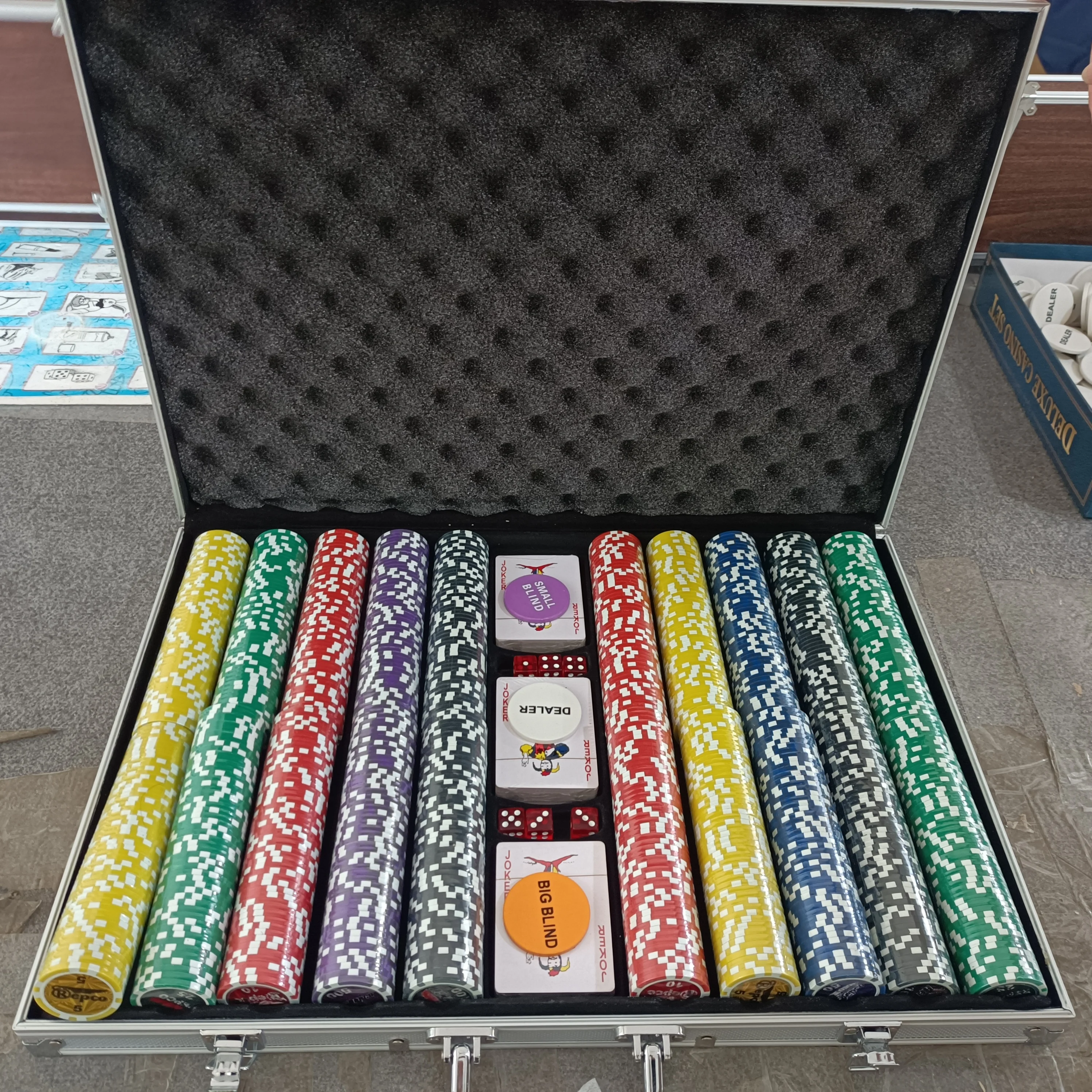 vulgaritet se tv Zoom ind Customized 1000 Pieces Casino Abs Poker Chips 2 Playing Cards 5 Dice  Aluminium Case Poker Chips Sets - Buy 1000 Pieces Poker Chips Set,Casino  Poker Chip,Poker Chips Custom Logo Product on Alibaba.com