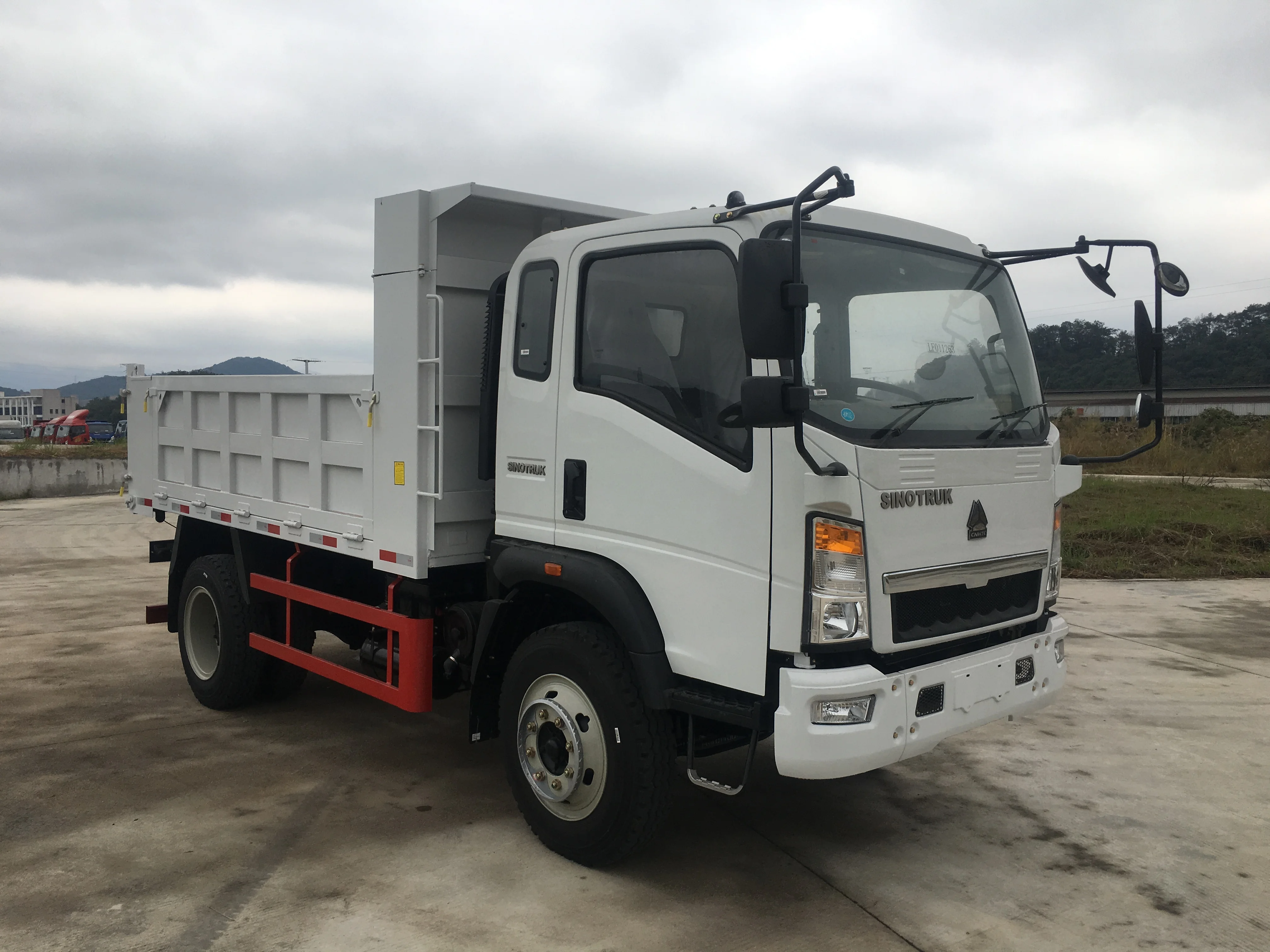 SINOTRUK HOWO 15 Ton 15m³ Heavy Duty Dump Truck for Construction & Mining 0