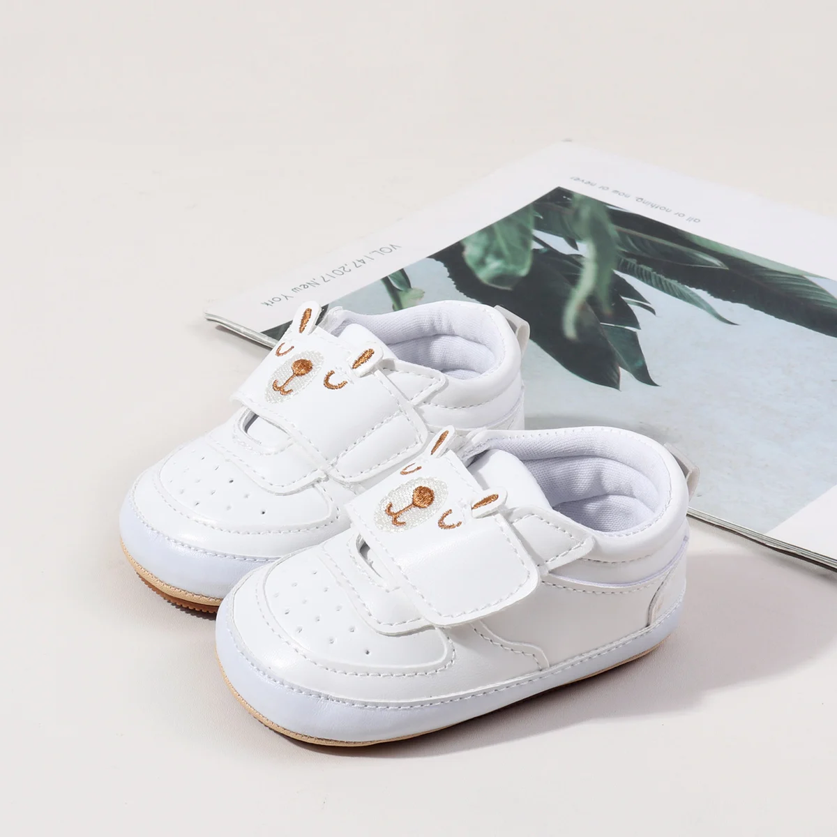 New Arrival High Quality Embroidered Bear Design Hook&loop Prewalker Baby Boys Shoes factory