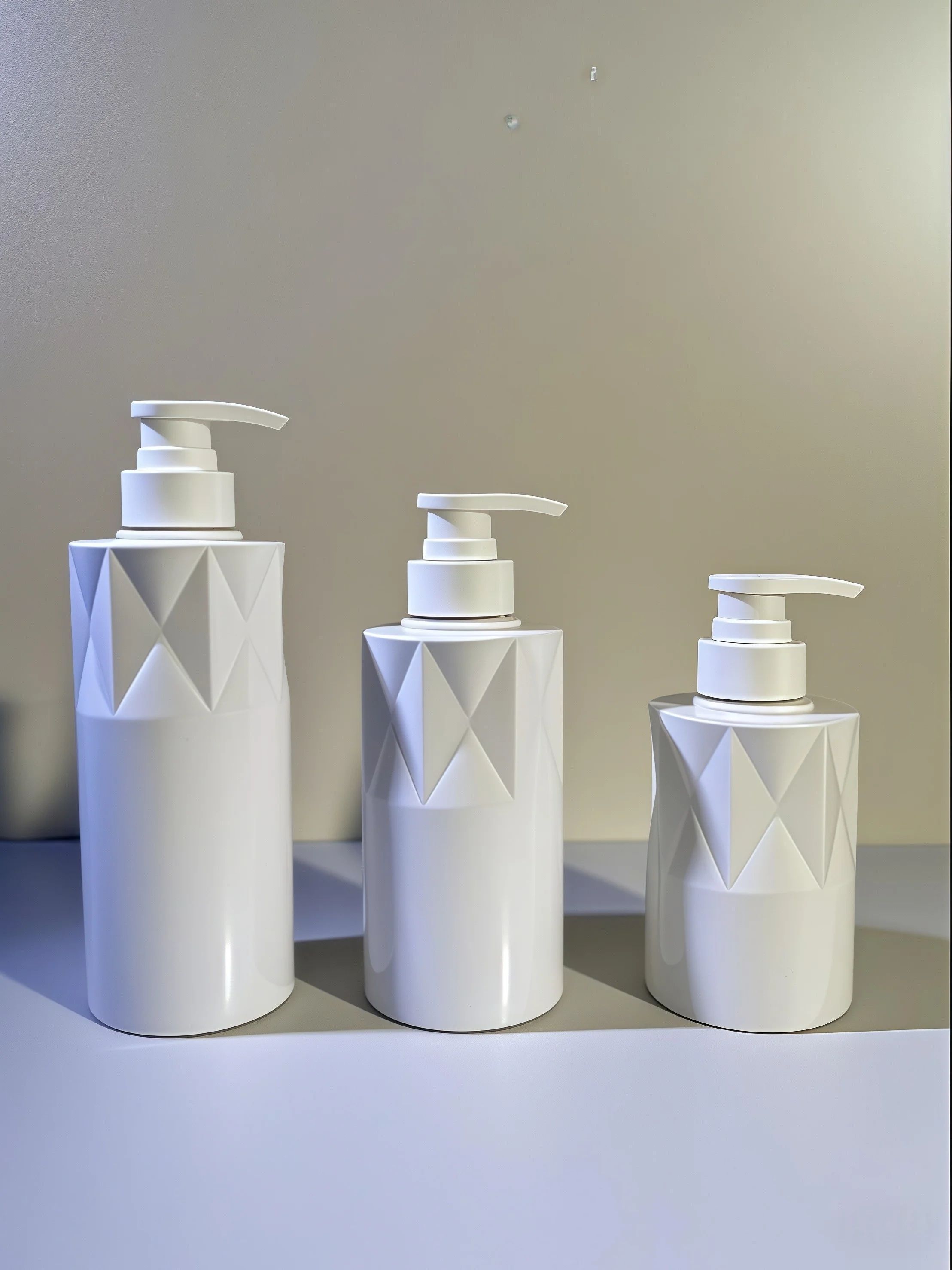 Glassy Shape PET Cosmetic Bottle with Press Pump and Custom Logo 5000pcs MOQ 15-35 Days Delivery