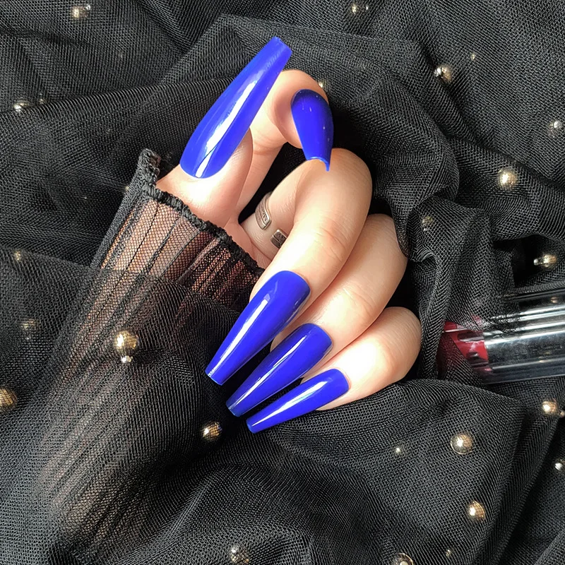 dark blue acrylic nails