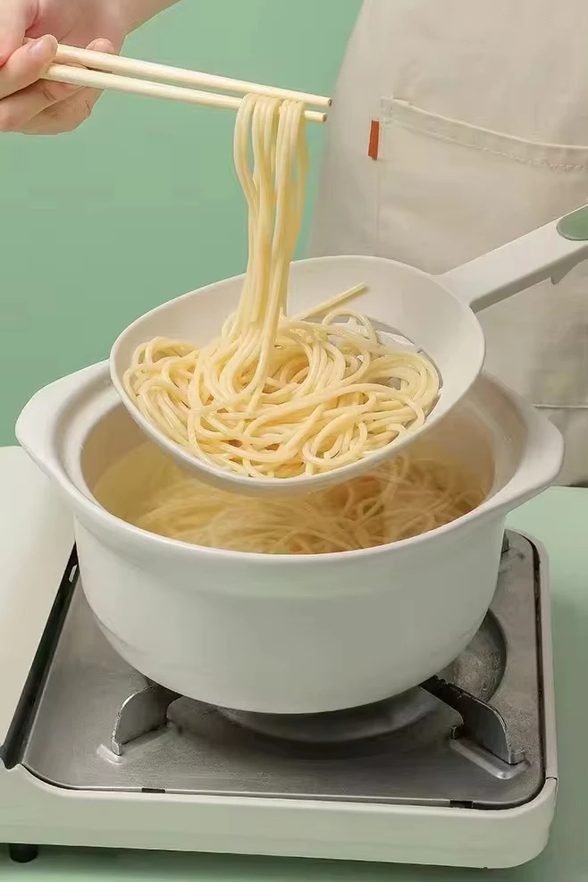 High Temperature Resistant Kitchen Noodles Dumplings Water Filter Scoop Plastic Pasta Strainer Long Handle Food Colander