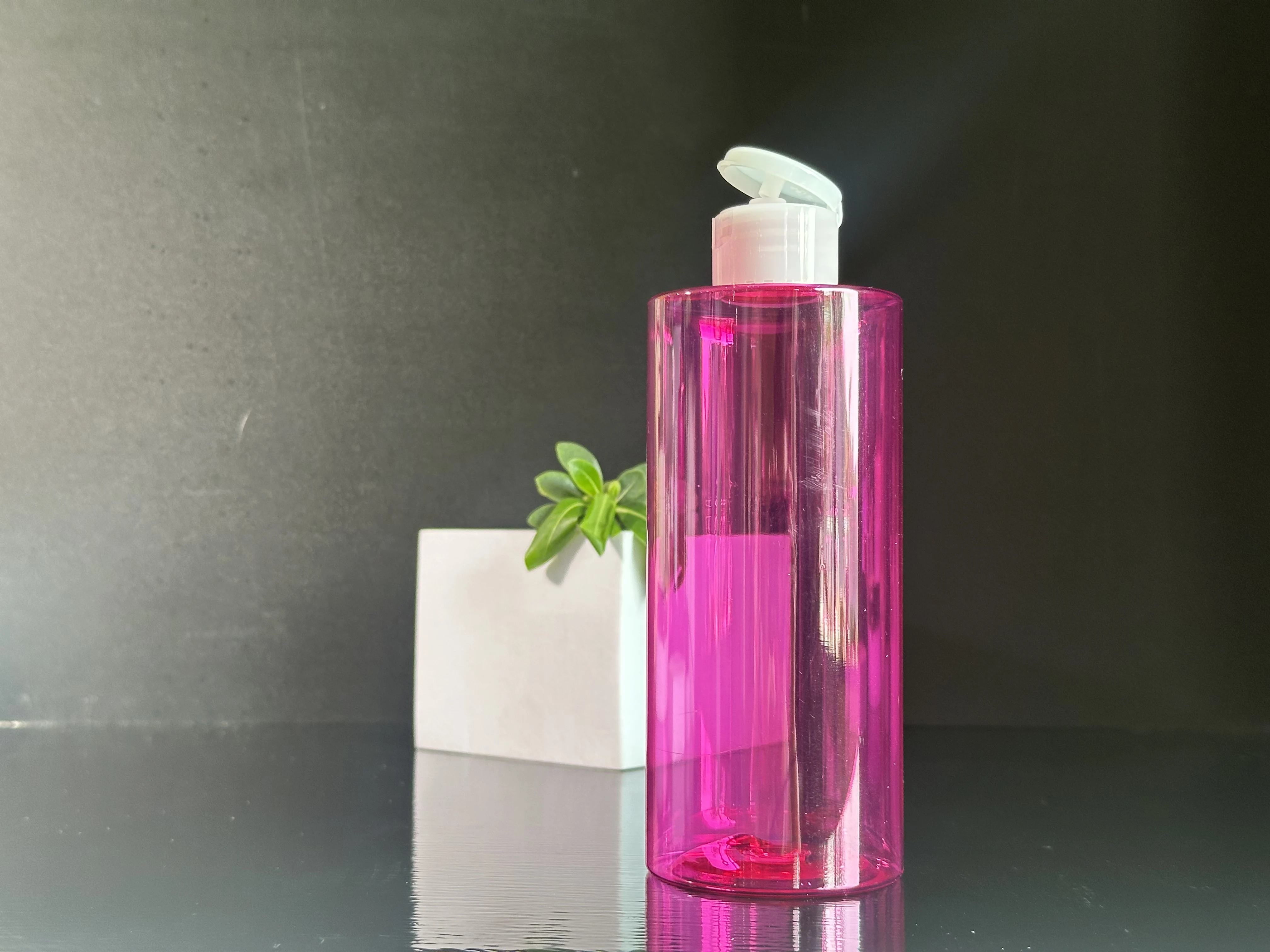 Custom Supply Red Clear PET Plastic Lotion Bottle with Press Disc Cap and 300/400/500ml Capacity