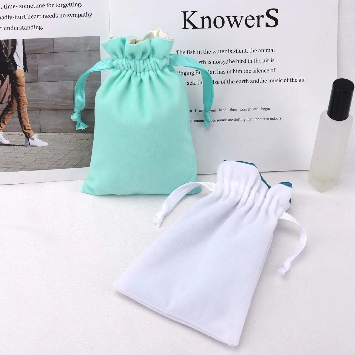 10*15 Cm Luxury White Blue Velvet Cosmetic Perfume Skincare Packaging Bag Drawstring Velvet Gift Jewelry Pouch