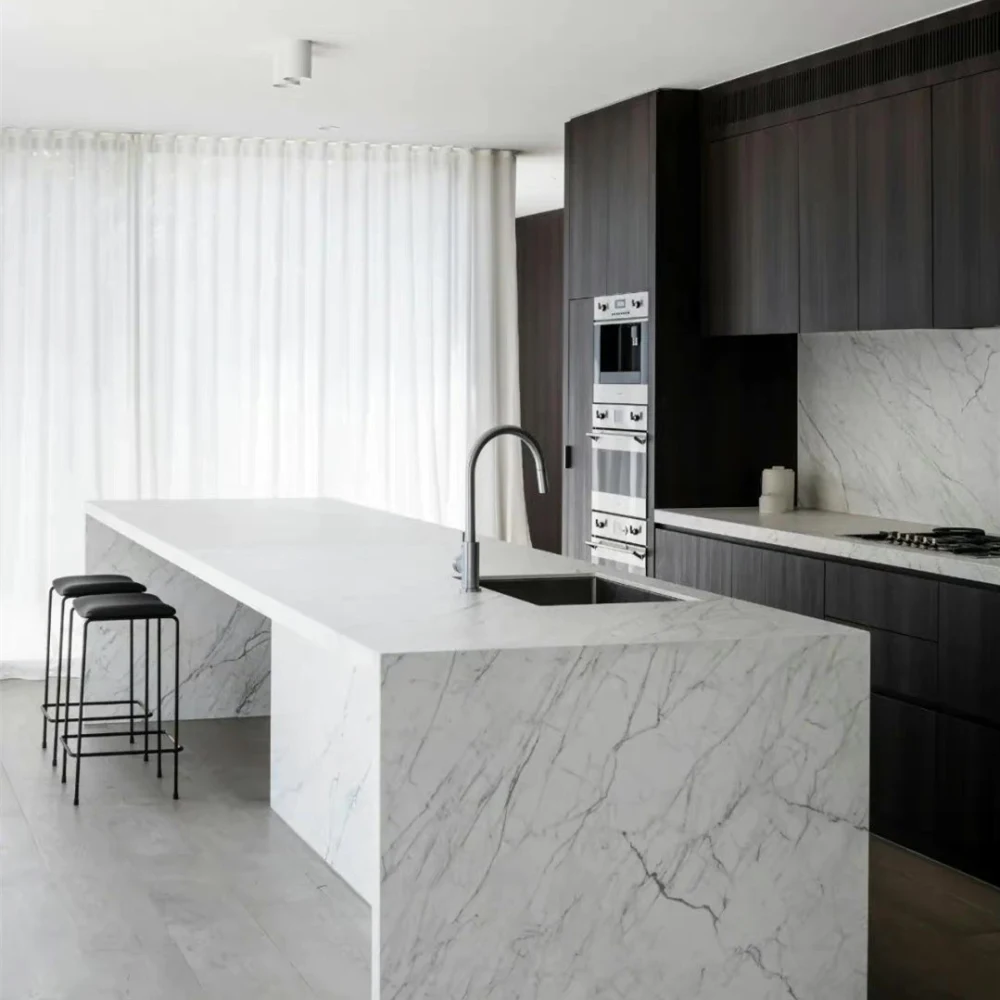 Luxurious Style Kitchen Cabinets With Big Counter