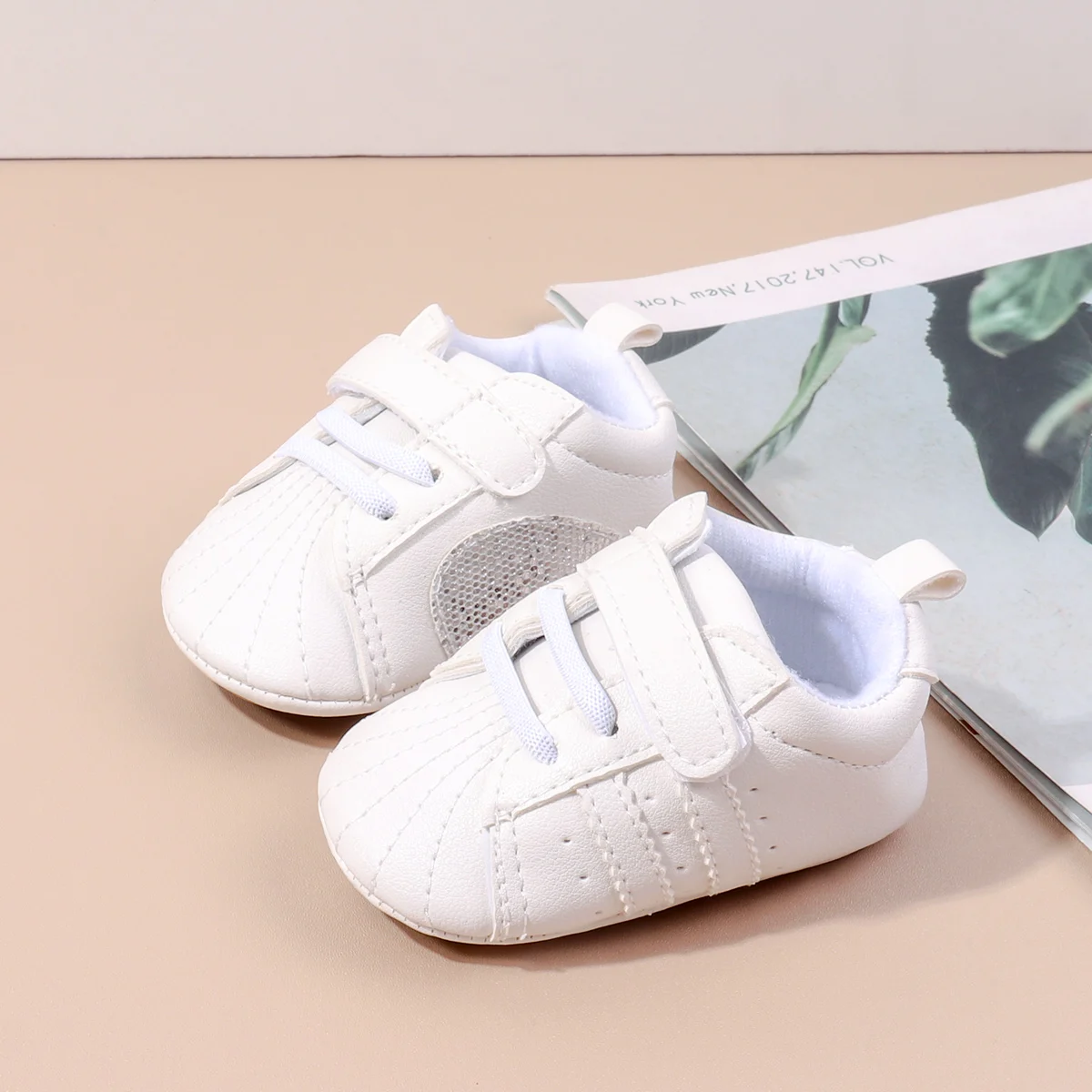 High Quality Unisex Flat Shoes Shiny Baby Shoes with Red Heart Fashion Design Breathable and Hot Selling Wholesale manufacture