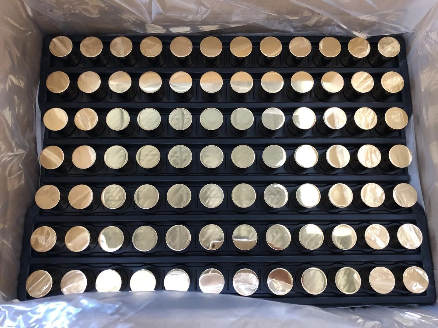 Shiny Black 28mm Non Spill Magnetic Perfume Bottle Cap with Customized Color for FEA 15mm Bottles