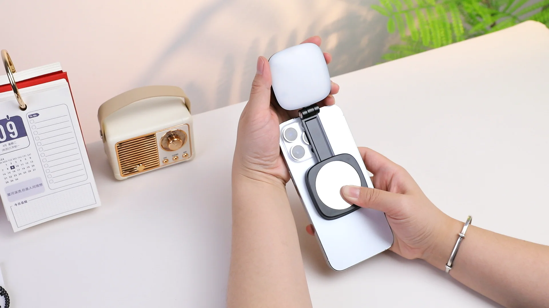 Top F662 magnetic suction mobile phone fill light with led mirror Photo Video Light Rechargeable Battery Lights customized logo