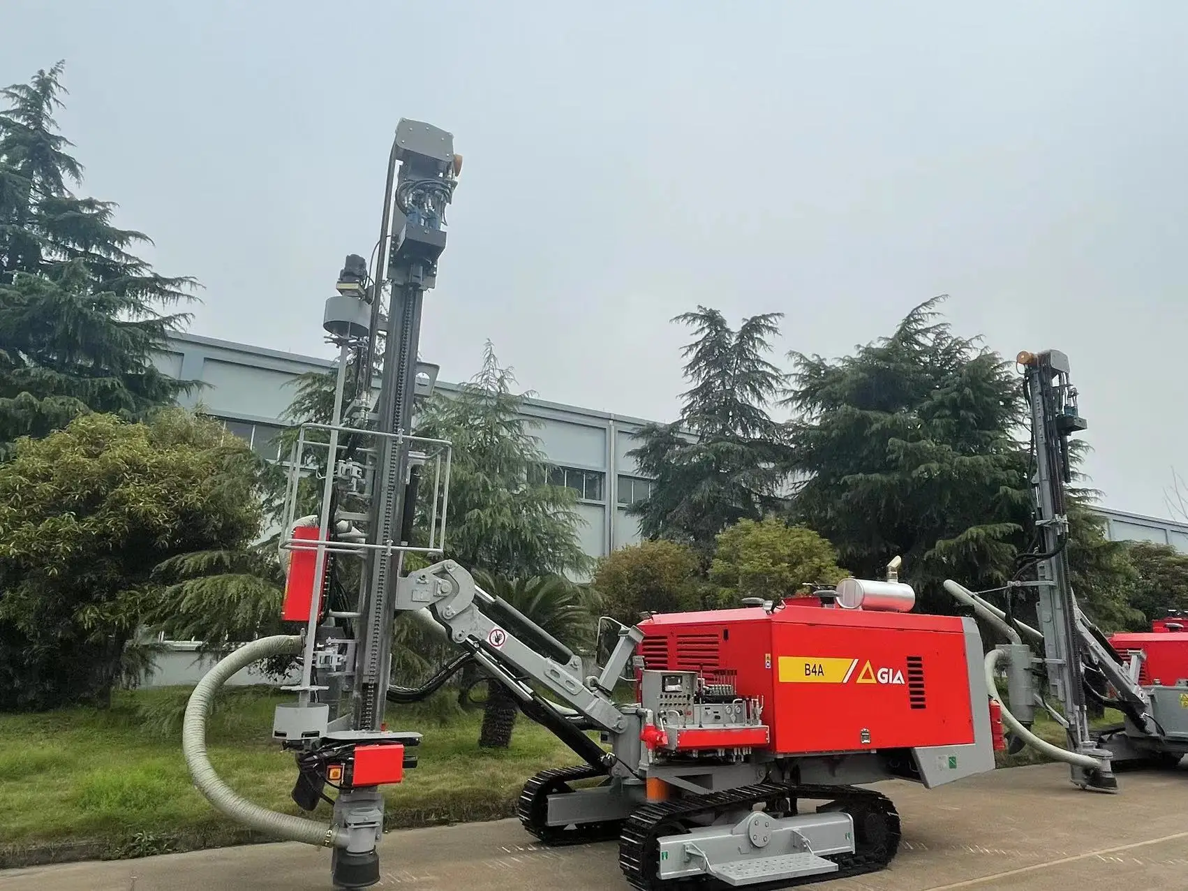 B4A Mining Drill Machine hongwuhuan jieya diesel 30m two stage remote control for drilling rig Integrated DTH Drilling rig