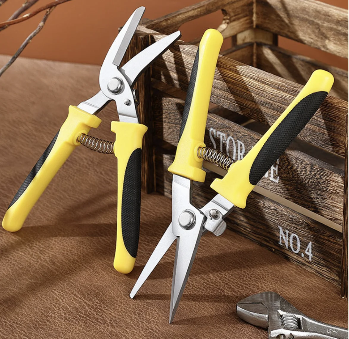 Wire mesh cutting snips