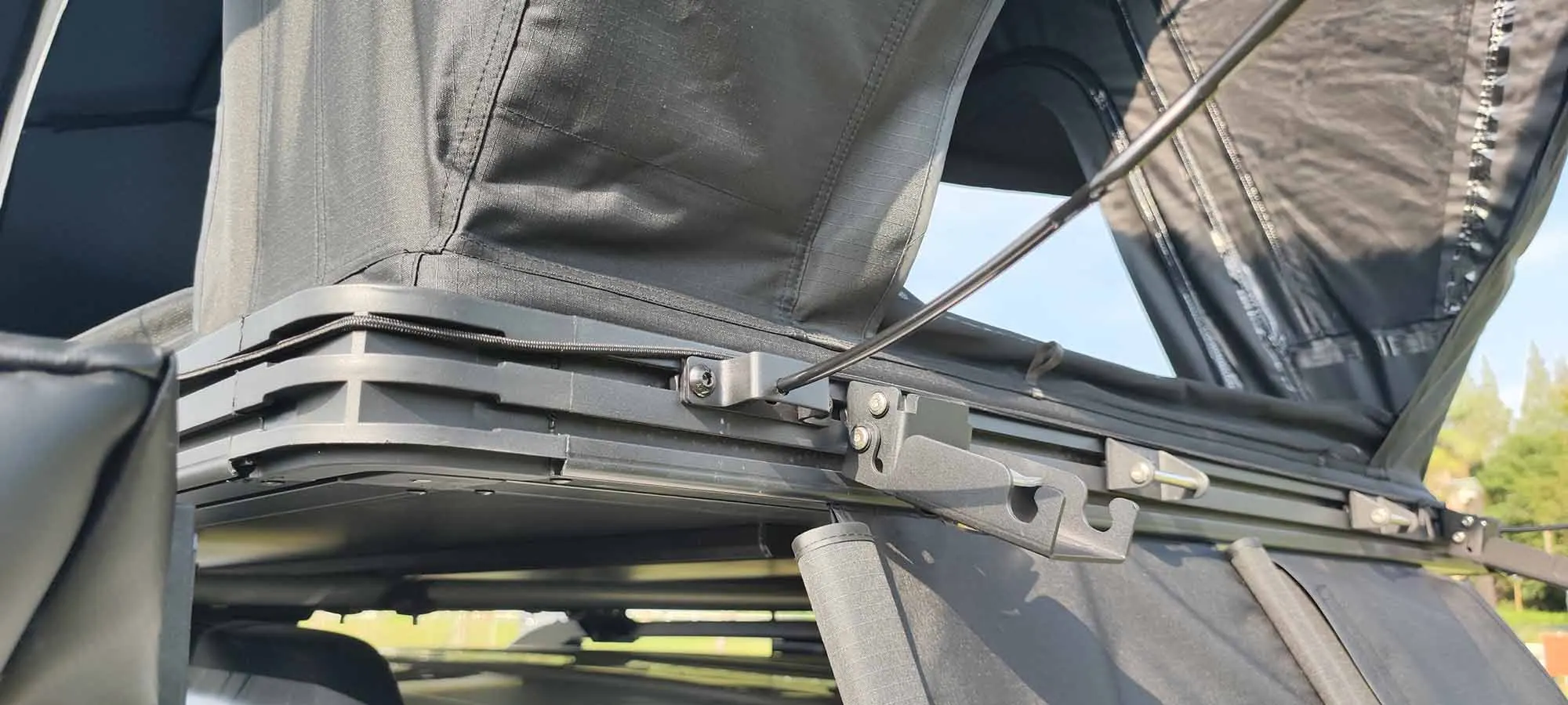 2025 New Design X Hinge Hardshell Rooftop Tent with Wooden Case Packaging for Outdoor Camping