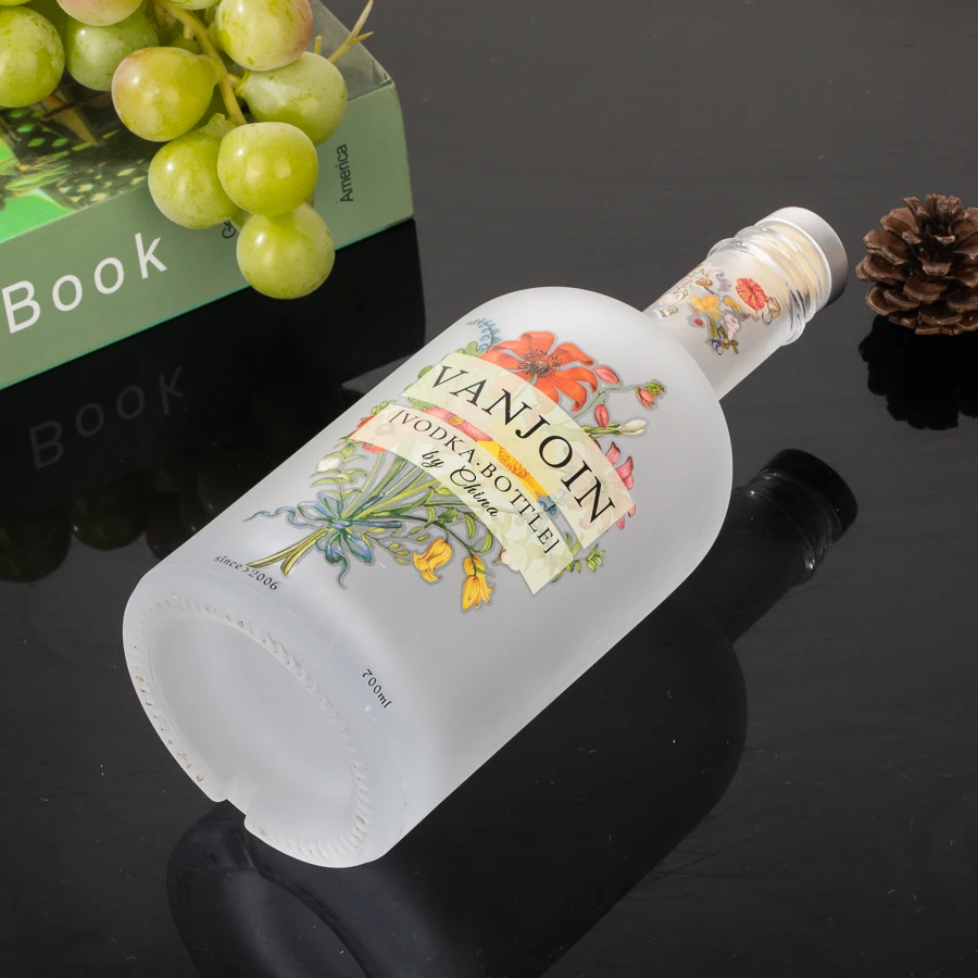 Customized Logo Round Vodka Gin Tequila Bottle 750ml Frosted Alcoholic Beverage Empty Packaging Wine Glass Bottle with Screw Lid