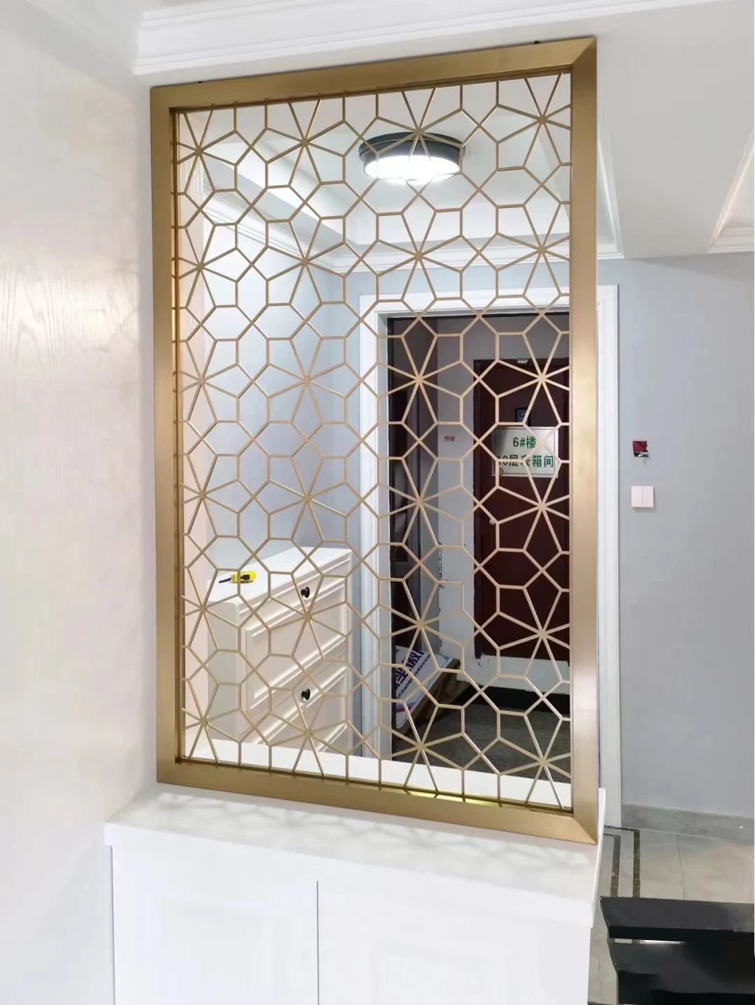 Laser Cut Gold Flower Pattern Partition Screen for Living Room