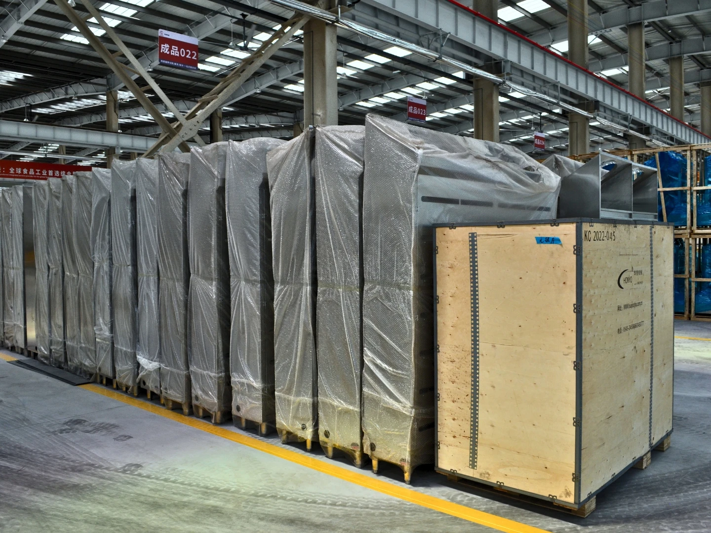 Single-pass box cleaner - efficient cleaning and disinfection solution for meat processing plants