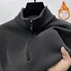 Gris oscuro