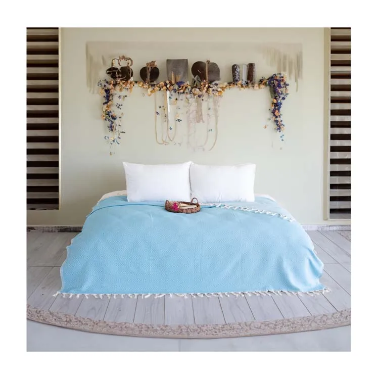 Flannel blanket with a realistic giant leaf shape, of exceptional