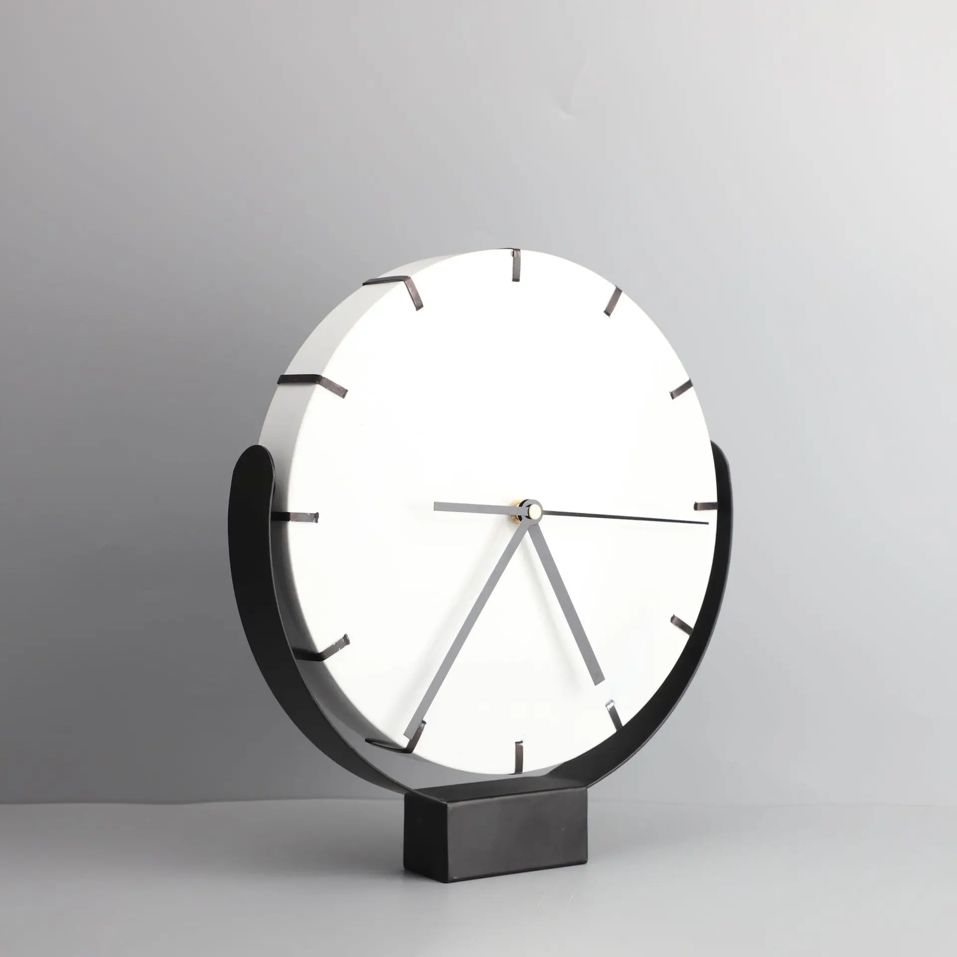 Декоративные аксессуары для дома настольные металлические круглые черно-белые простые круглые настольные часы