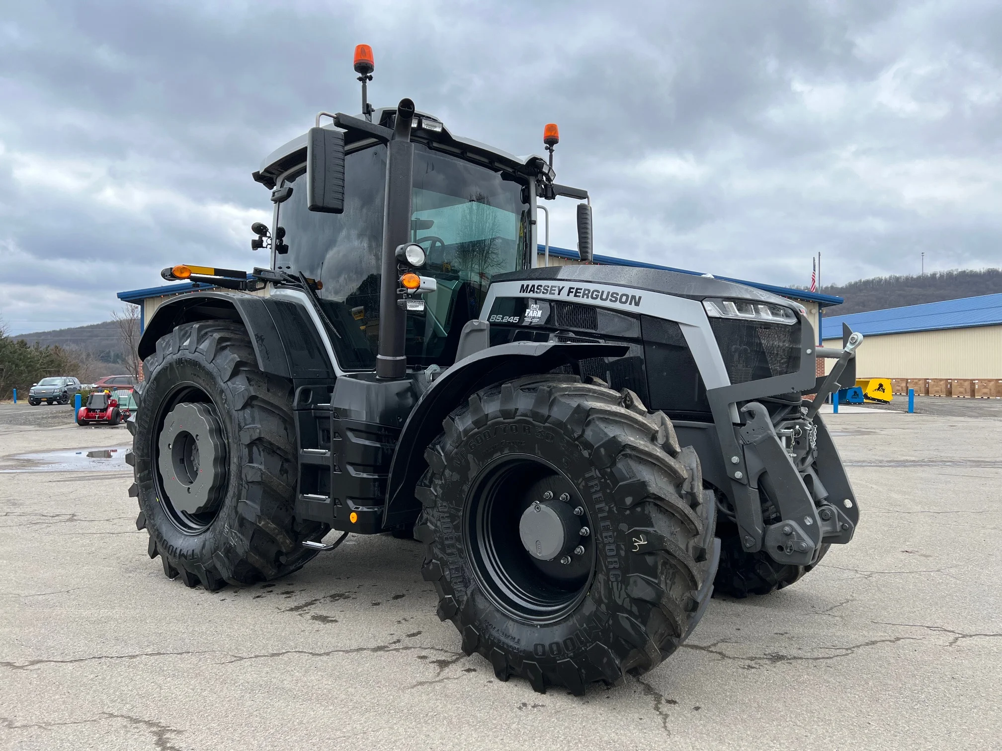 Massey Ferguson MF 8S.225 フルブラックエディション Massey Ferguson MF 8S.225 フルブラックエディション Massey