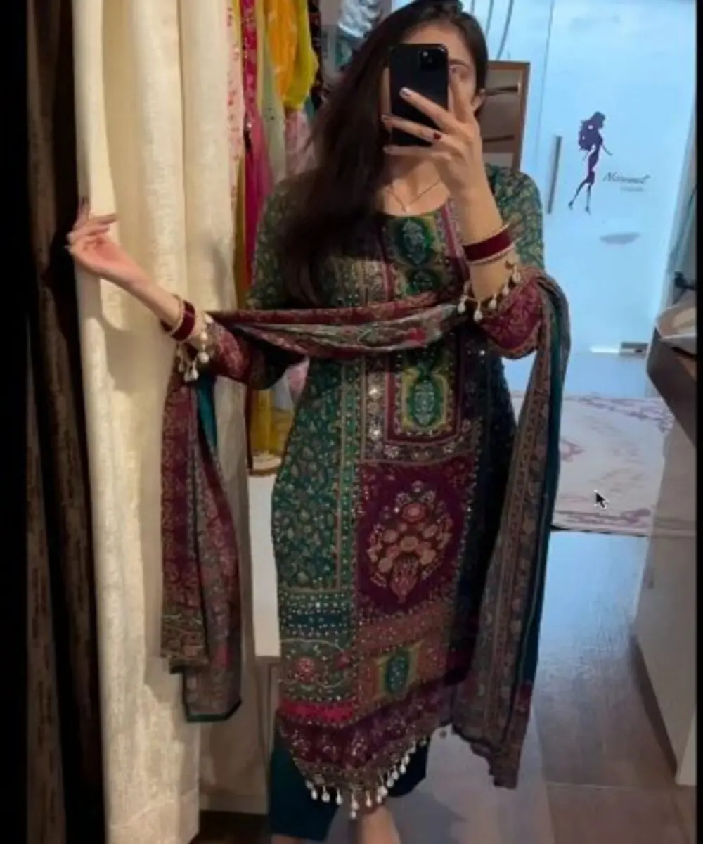 Elegant Muslim Abaya Modest Dress for Women in Saudi Arabia Style with Hijab and Classic Embroidery Robe Design