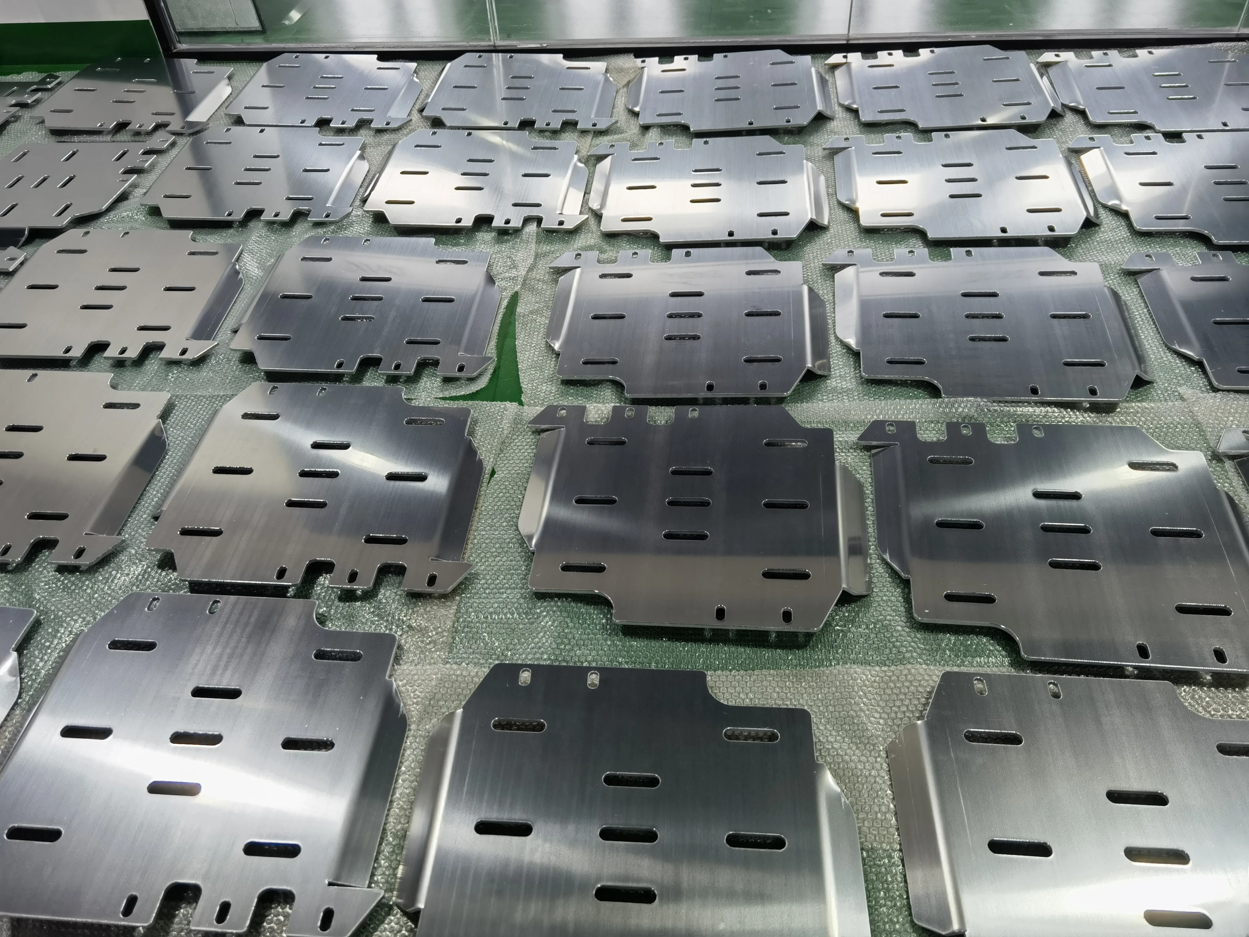 जेईईपी टोयोटा फोर्ड के लिए 3 मिमी 5 मिमी 8 मिमी मोटी एल्यूमीनियम मिश्र धातु अंडरबॉडी प्रोटेक्शन स्किड प्लेट 6