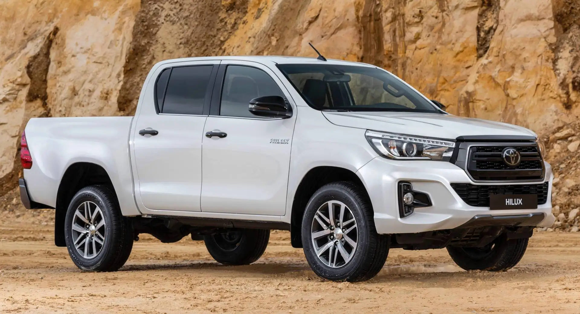2022 2023 2024 USED CARS 2021 TOYOTA HILUX DOUBLE CABIN 4X4 PICKUP REVO DOUBLE CAB