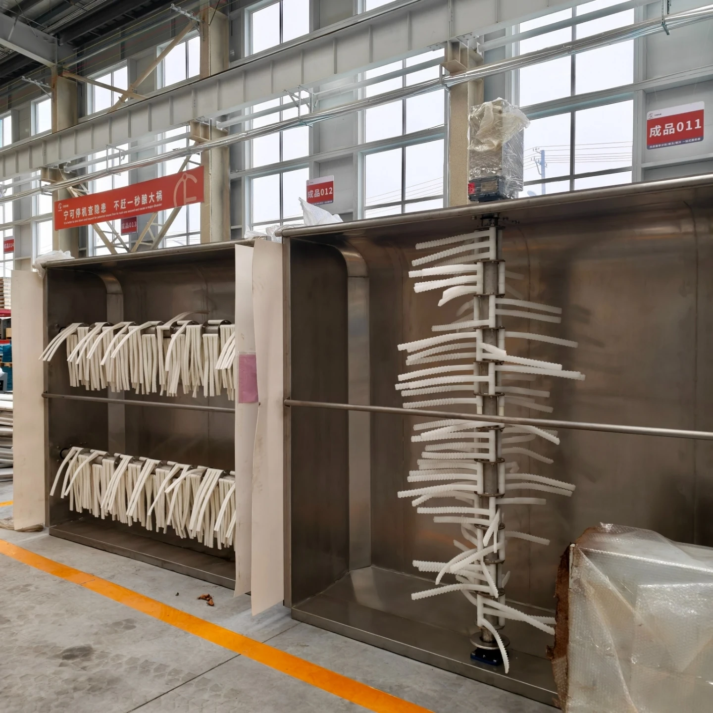 Headphone cleaning machine is used to clean pig carcasses and control pollution before scalding
