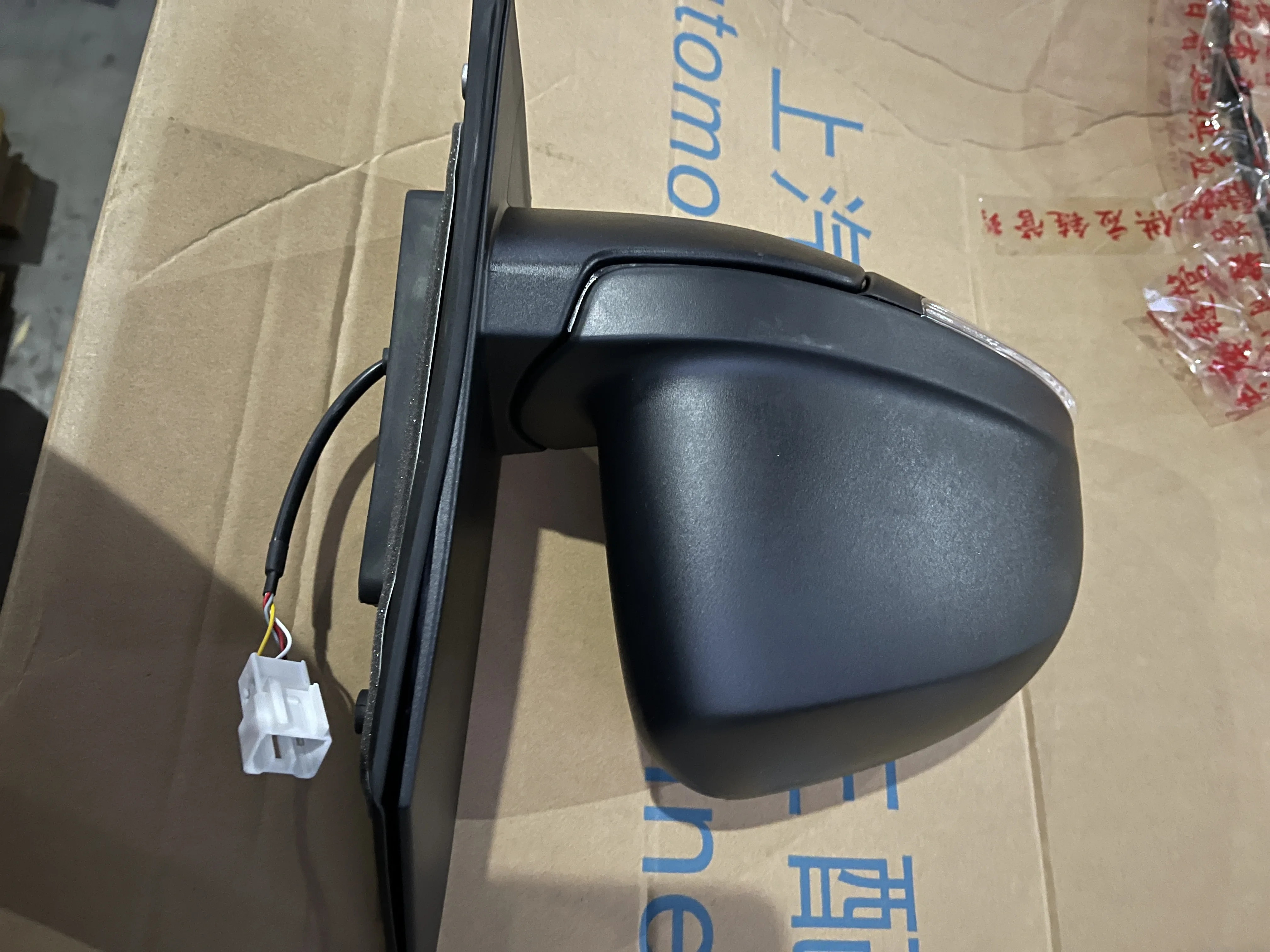 Wholesale UV resistance Original Offical Genuine Auto Body Parts MAXUS Car Electric/Power Rearview Mirror #C00083716 supplier