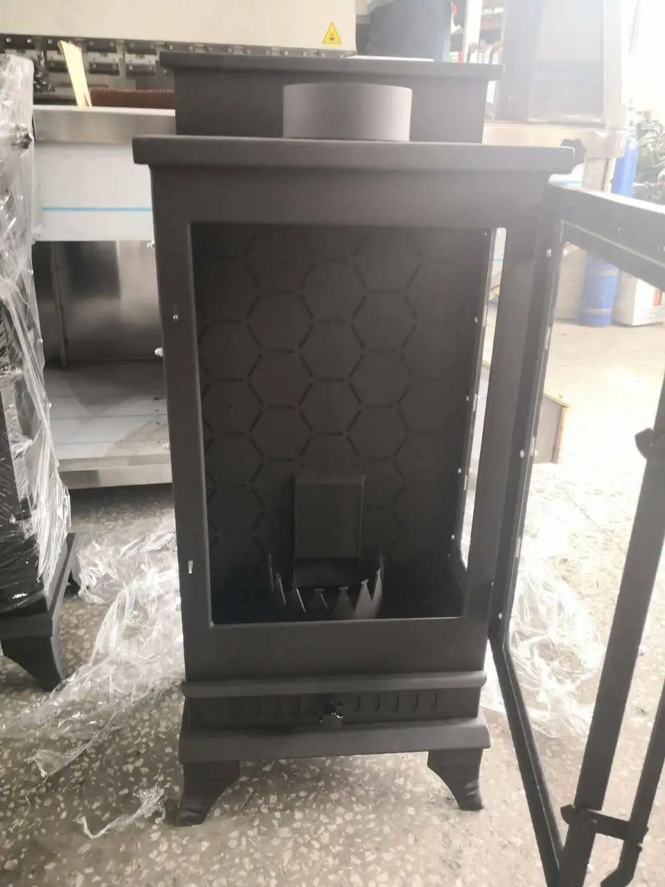 Cheap And Affordable Wood Pellet Stove/ Modern Design Wood Burning Stove With Oven Cast Iron