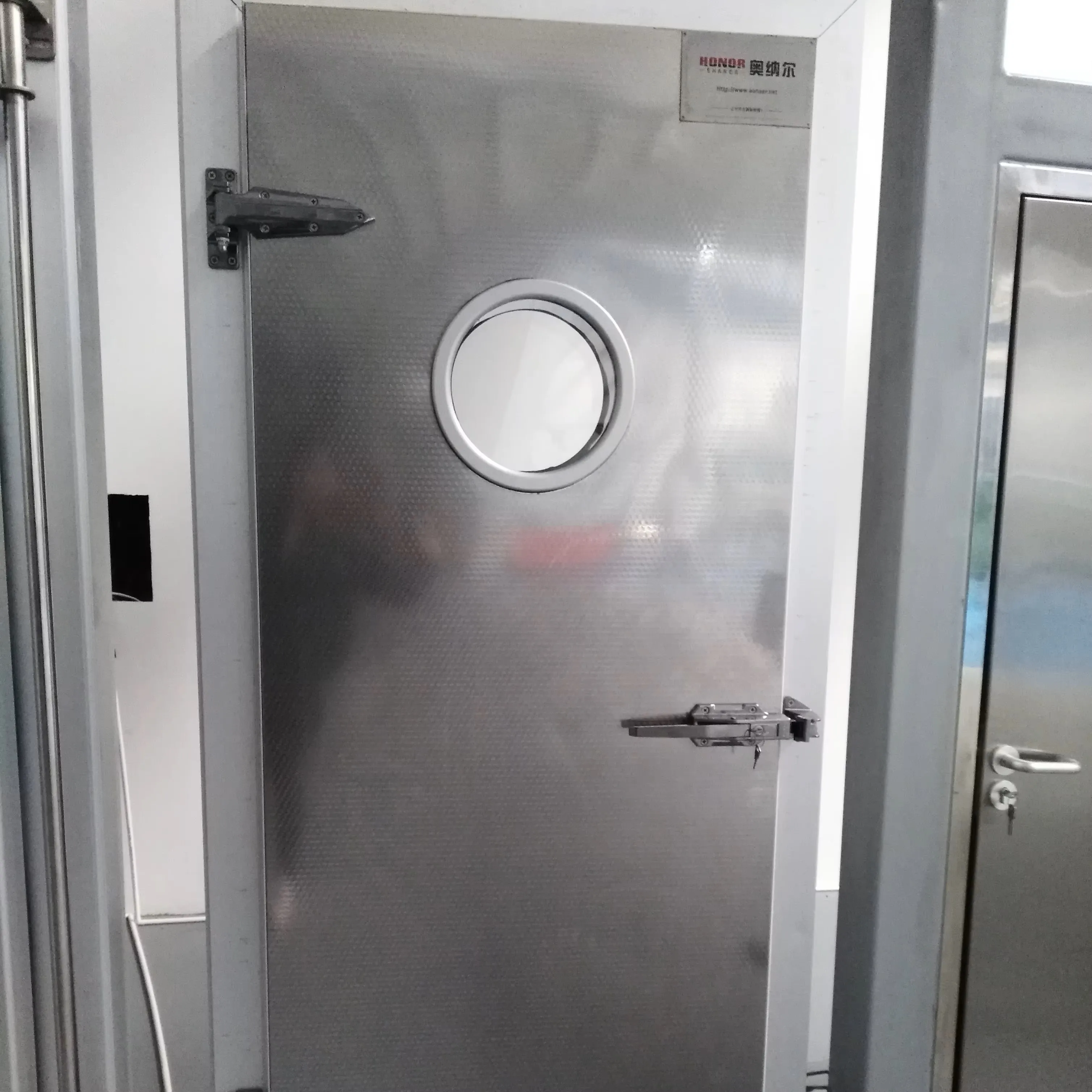 Strongly sealed cold storage sliding door for industrial refrigeration