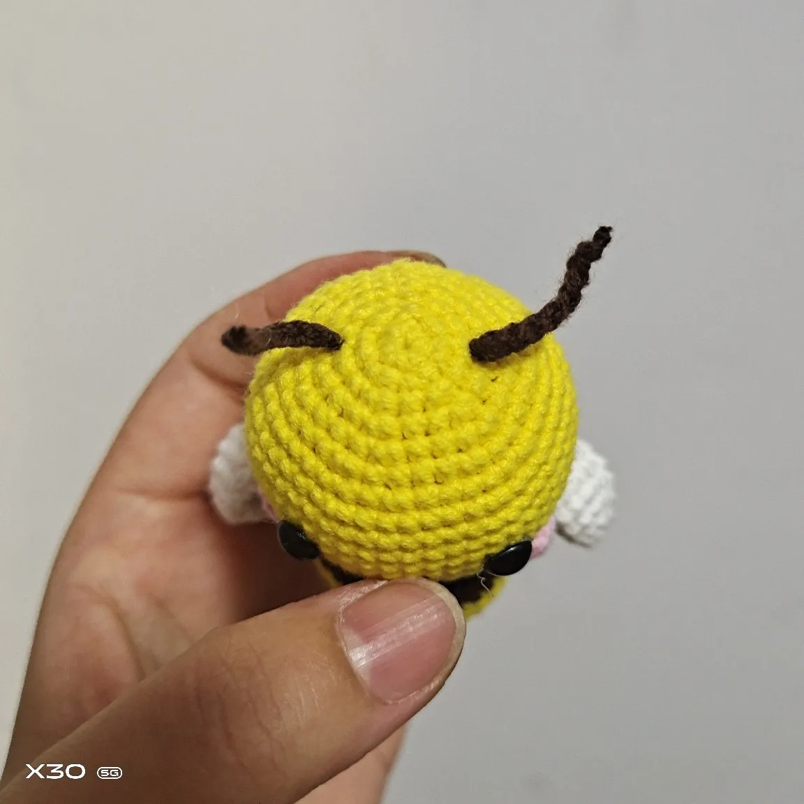 Poupée Tricotée Abeille Positive Omnikryp - Peluche Encouragement Avec Message, Cadeau Personnalisé