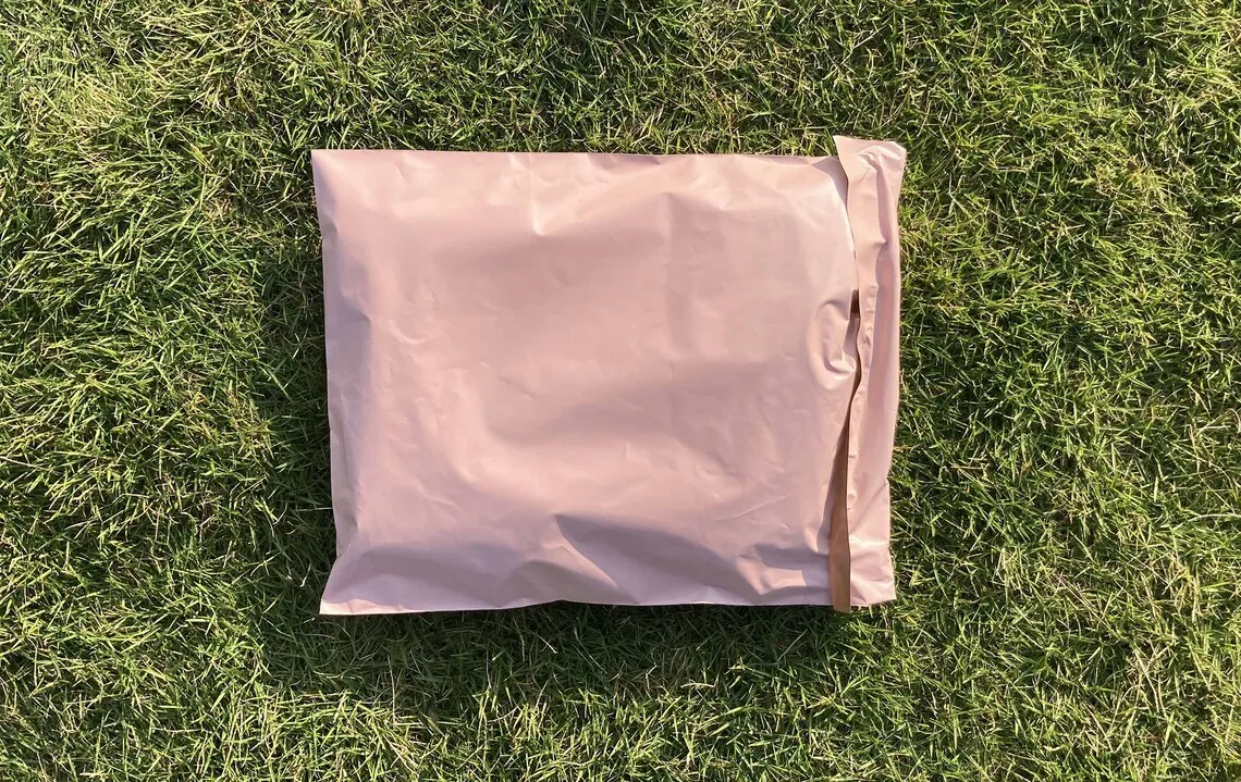 Экологичная упаковка одежды с логотипом на заказ 100% биоразлагаемый Компостируемый кукурузный крахмал полиэтиленовые почтовые пакеты доставка почтовый