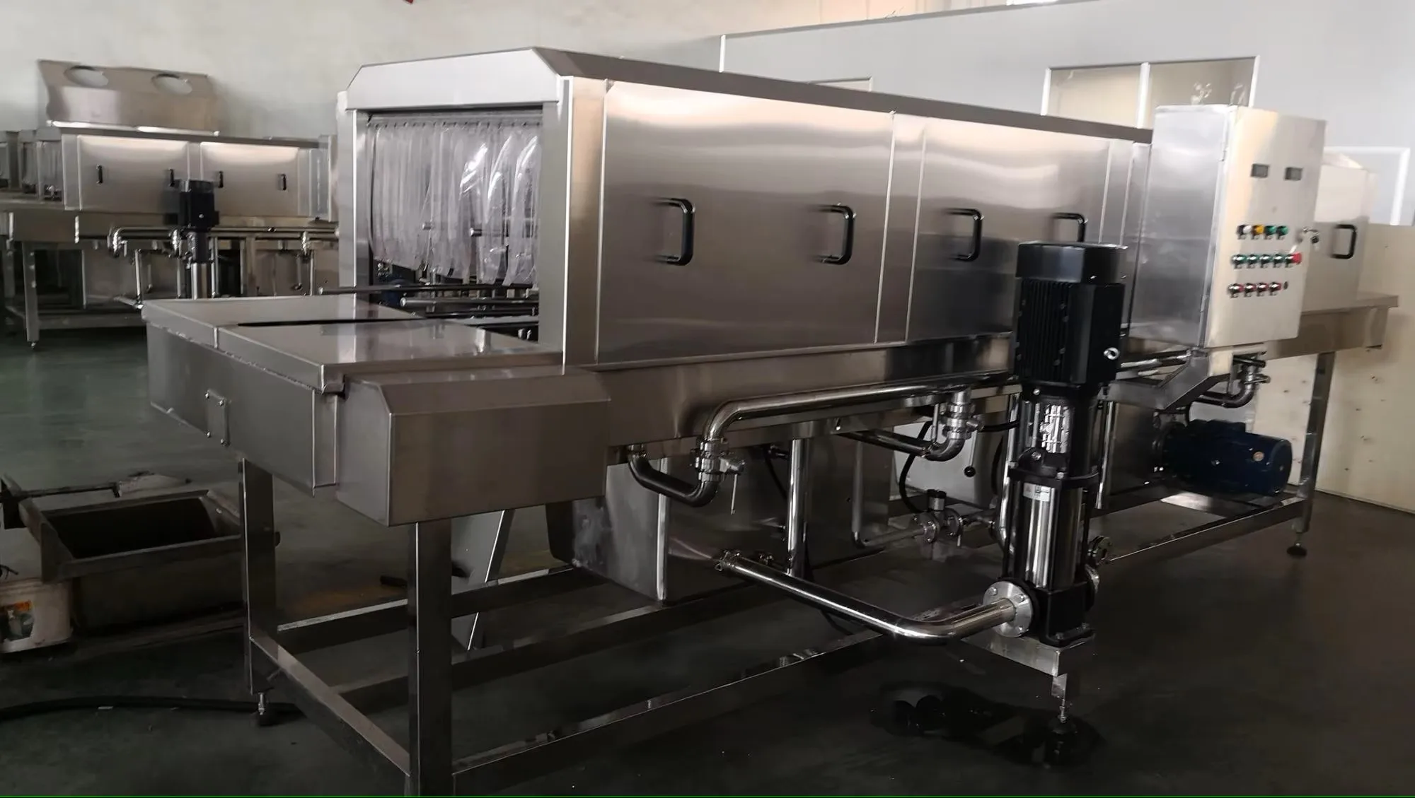 Automatic stainless steel crate cleaning machines for slaughterhouses and food processing plants