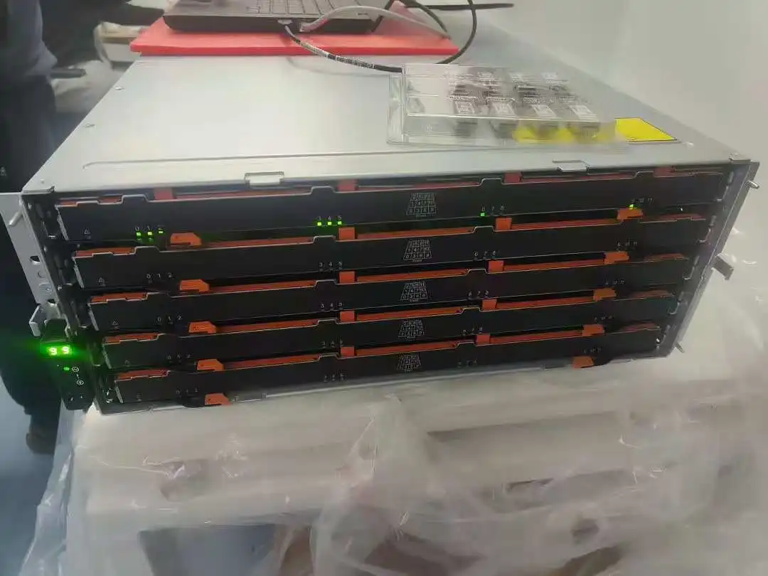 Lenovo ThinkSystem DE4000H 4U60 Gen2 hybride flasharray 7Y77CTO2WW met 240 TB HDD-pakket en 16 Gb FC-connectiviteit