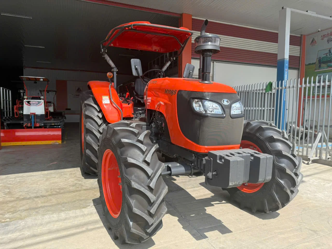 ベストセラー トラクター M108 4WD 高品質 108馬力 強力 本物のタイ製