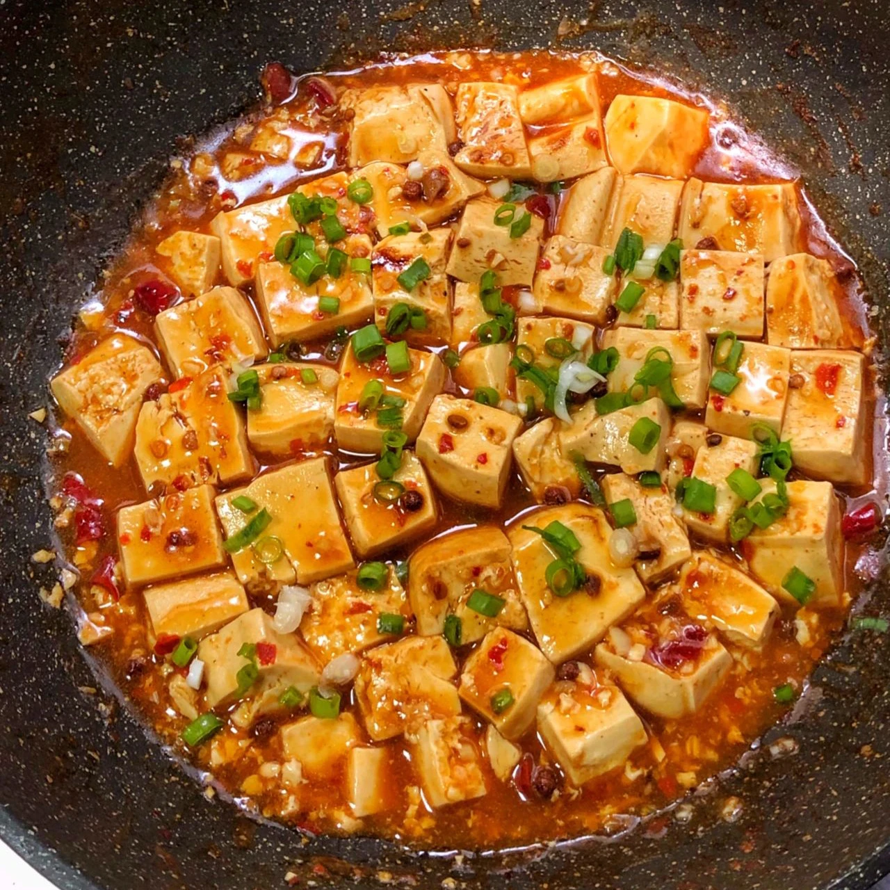 Tehdastukku Sichuanin mausteinen keittokastike tofua kasviöljyyn Mausteinen kastike päivittäiseen ruoanlaittoon Kasvismausteet